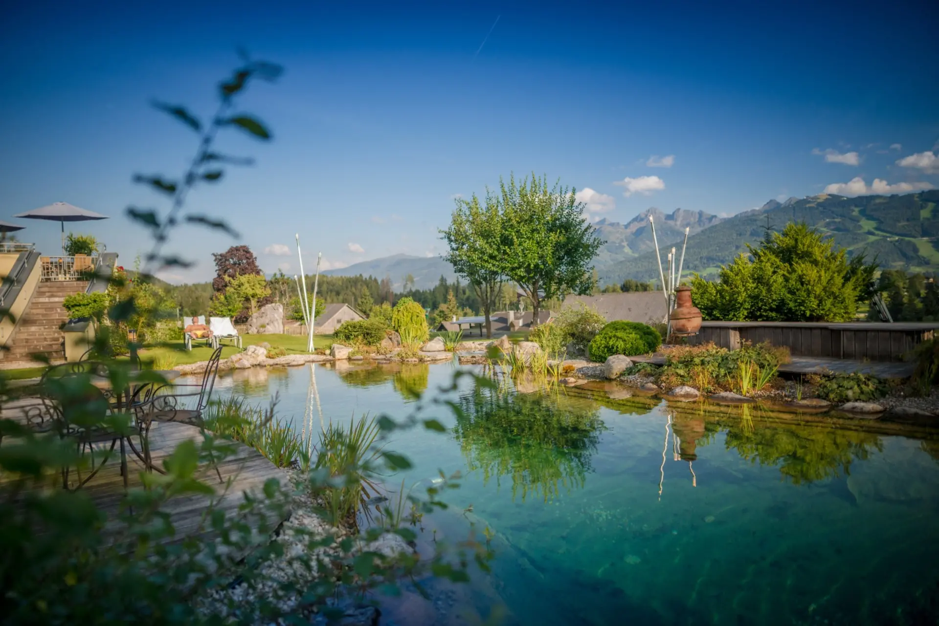 Hotel Berghof in Ramsau – Natürlicher Badeteich im Hotelgarten mit Bergblick | Wellnesshotel Dachsteinregion