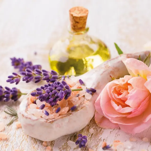 Spa-Produkte mit Lavendel, Badesalz und Rosenblüte im Landhotel Moorhof
