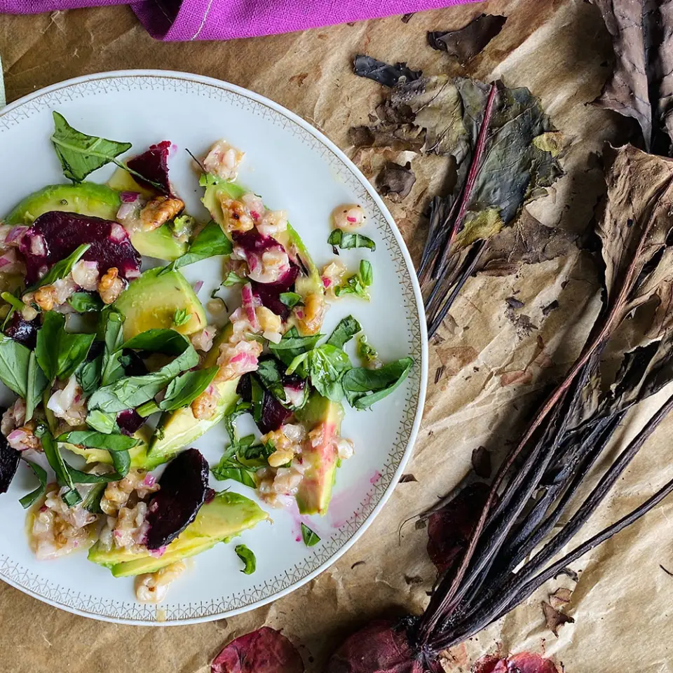 Frischer Salat mit Avocado, Roter Bete und Walnüssen im Landhotel Moorhof.