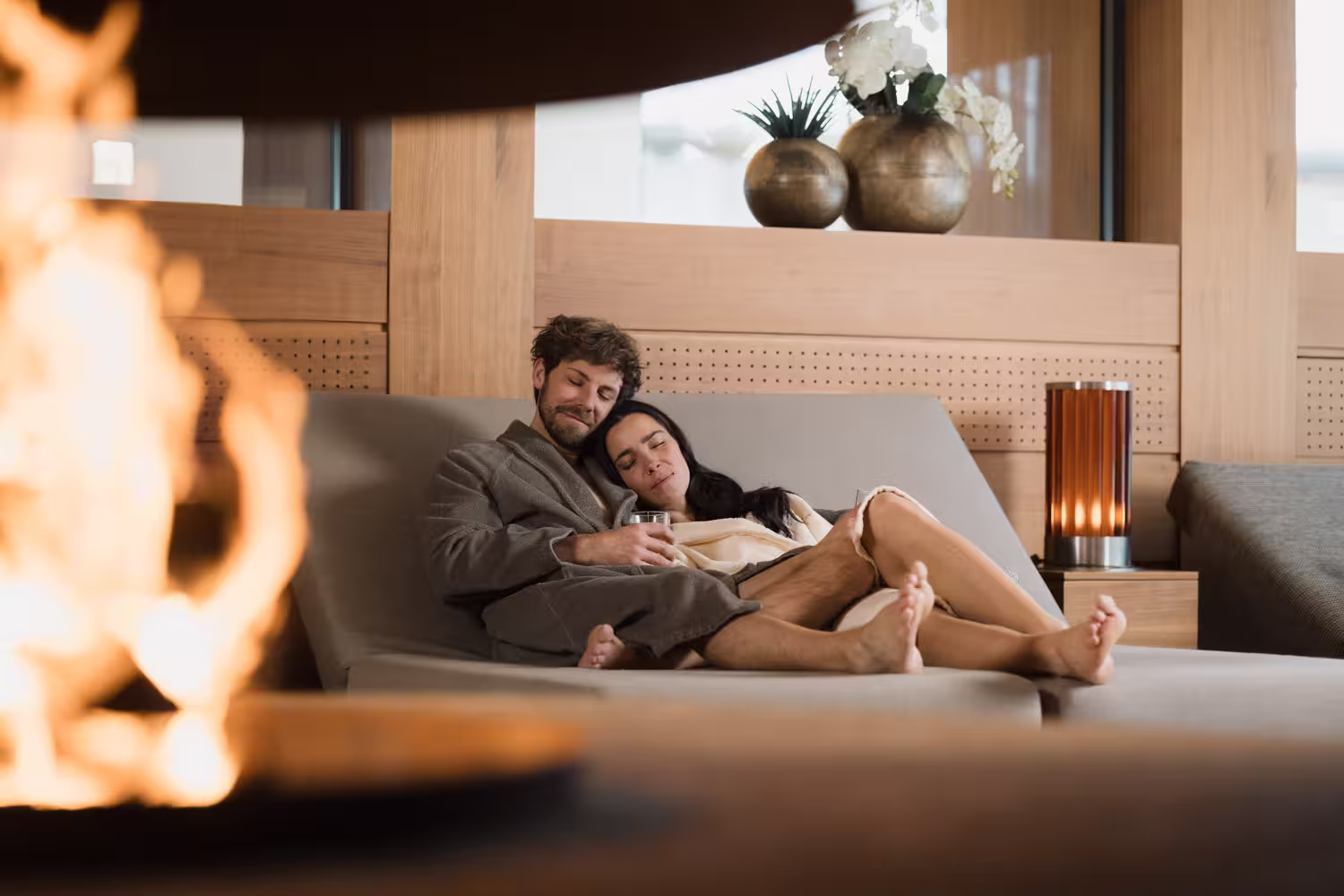 Schlosshotel Fiss in Fiss – Paar entspannt am Kamin in der gemütlichen Spa-Lounge | Wellnesshotel Tirol