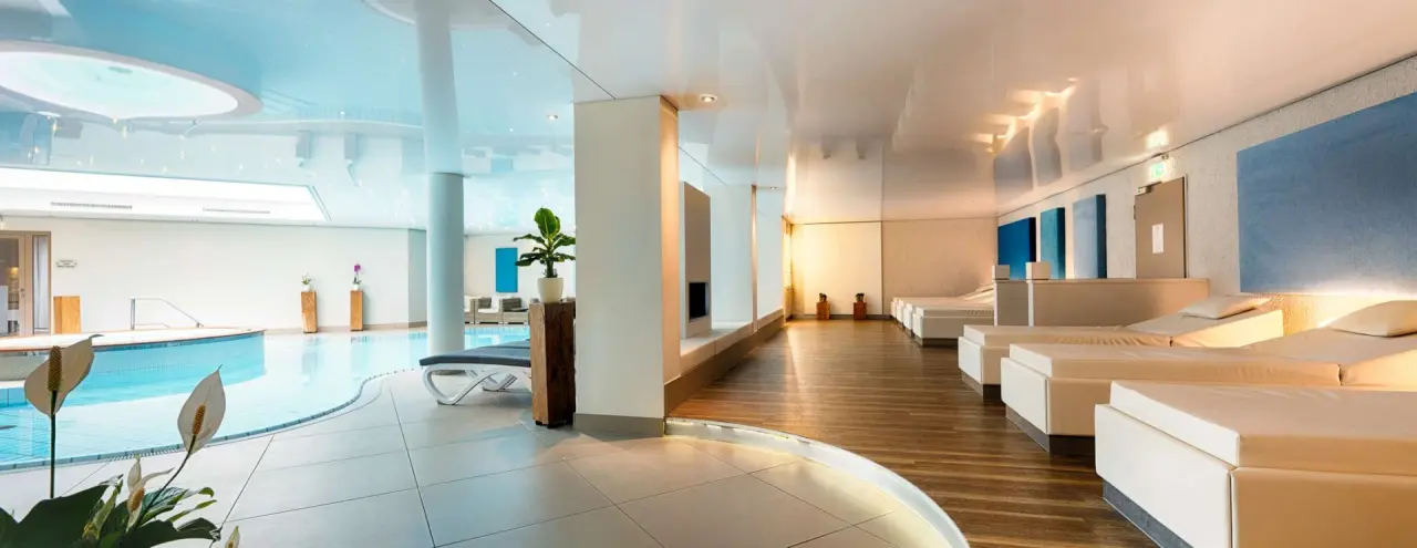 Modernes Schwimmbad mit Whirlpool und Entspannungsbereich im Welcome Hotel Bad Arolsen.