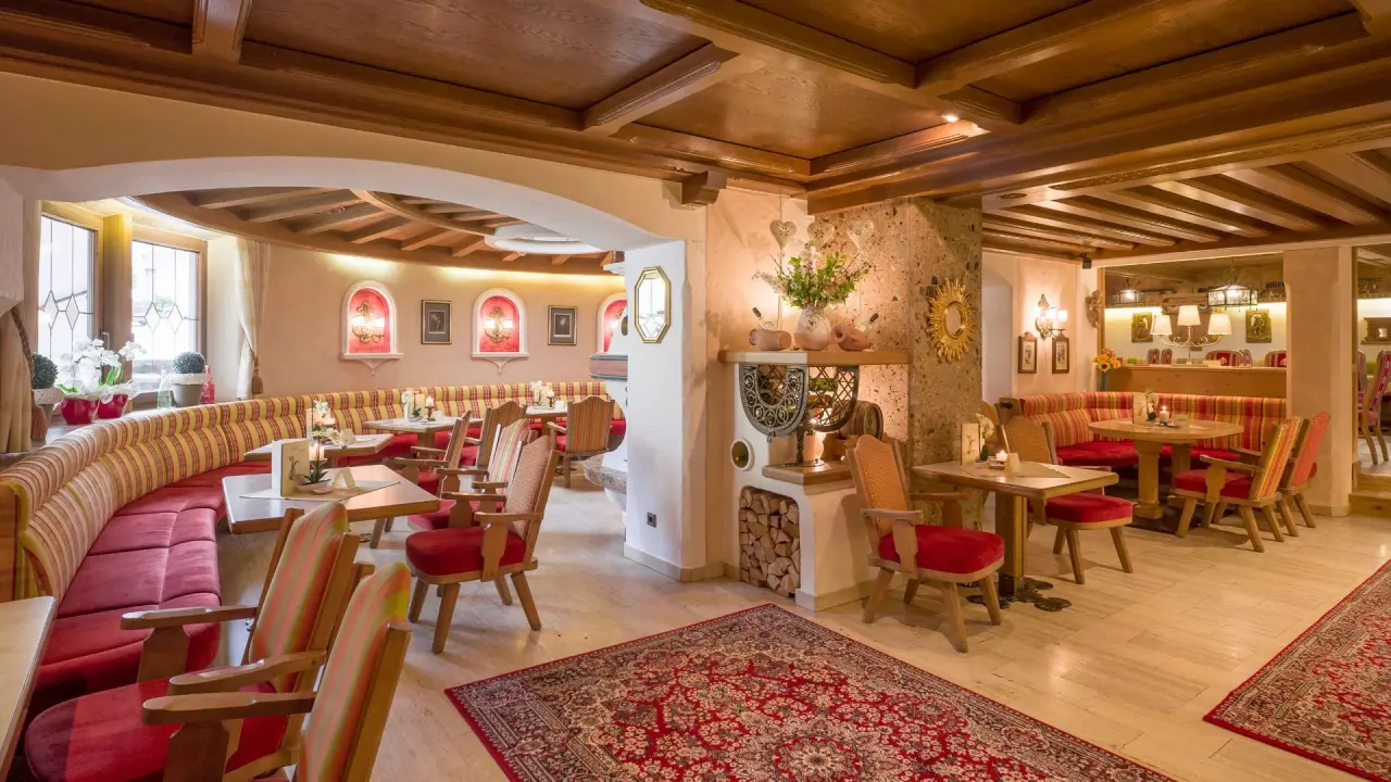 Gemütliches Restaurant im traditionellen Stil mit Holzbalken und Sitzbänken im Landhotel Zenzerwirt.