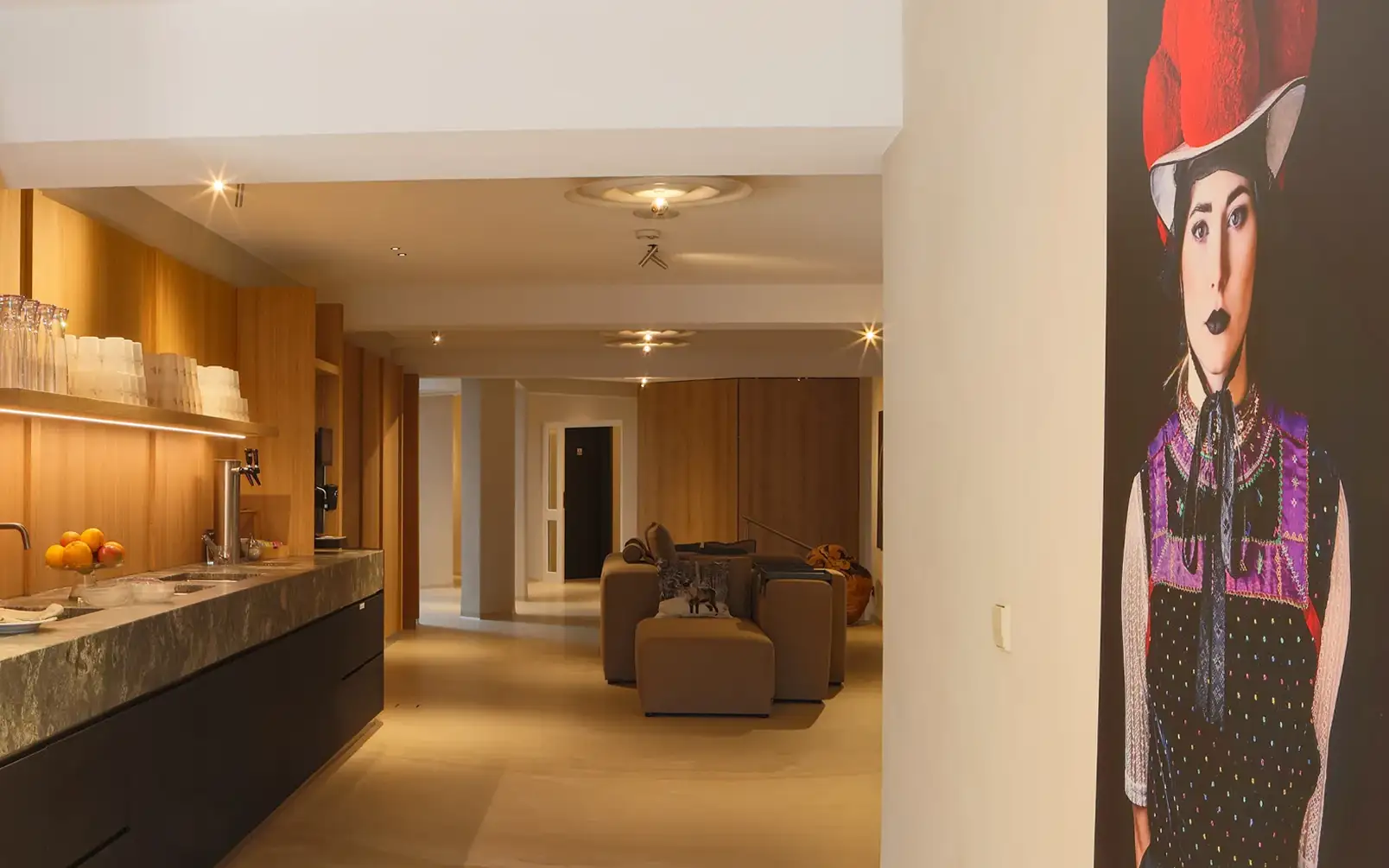 Waldblick Hotel in Freudenstadt-Kniebis – Moderner Flur mit Kunst und Erfrischungsstation | Wellnesshotel Schwarzwald