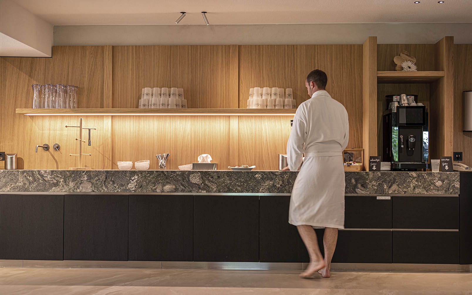 Waldblick Hotel in Freudenstadt-Kniebis – Erfrischungsbereich im Spa mit Getränken und Snacks | Wellnesshotel Schwarzwald