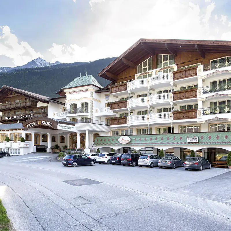 Alpenhotel Kindl in Neustift – Hotelansicht mit gepflegtem Eingangsbereich und Parkplätzen | Wellnesshotel Stubaital