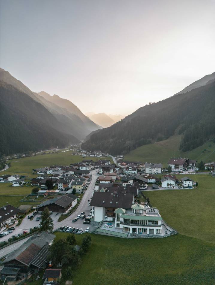 Alpenhotel Kindl in Neustift – Luftaufnahme des Hotels im malerischen Stubaital mit Dorfansicht | Wellnesshotel Stubaital