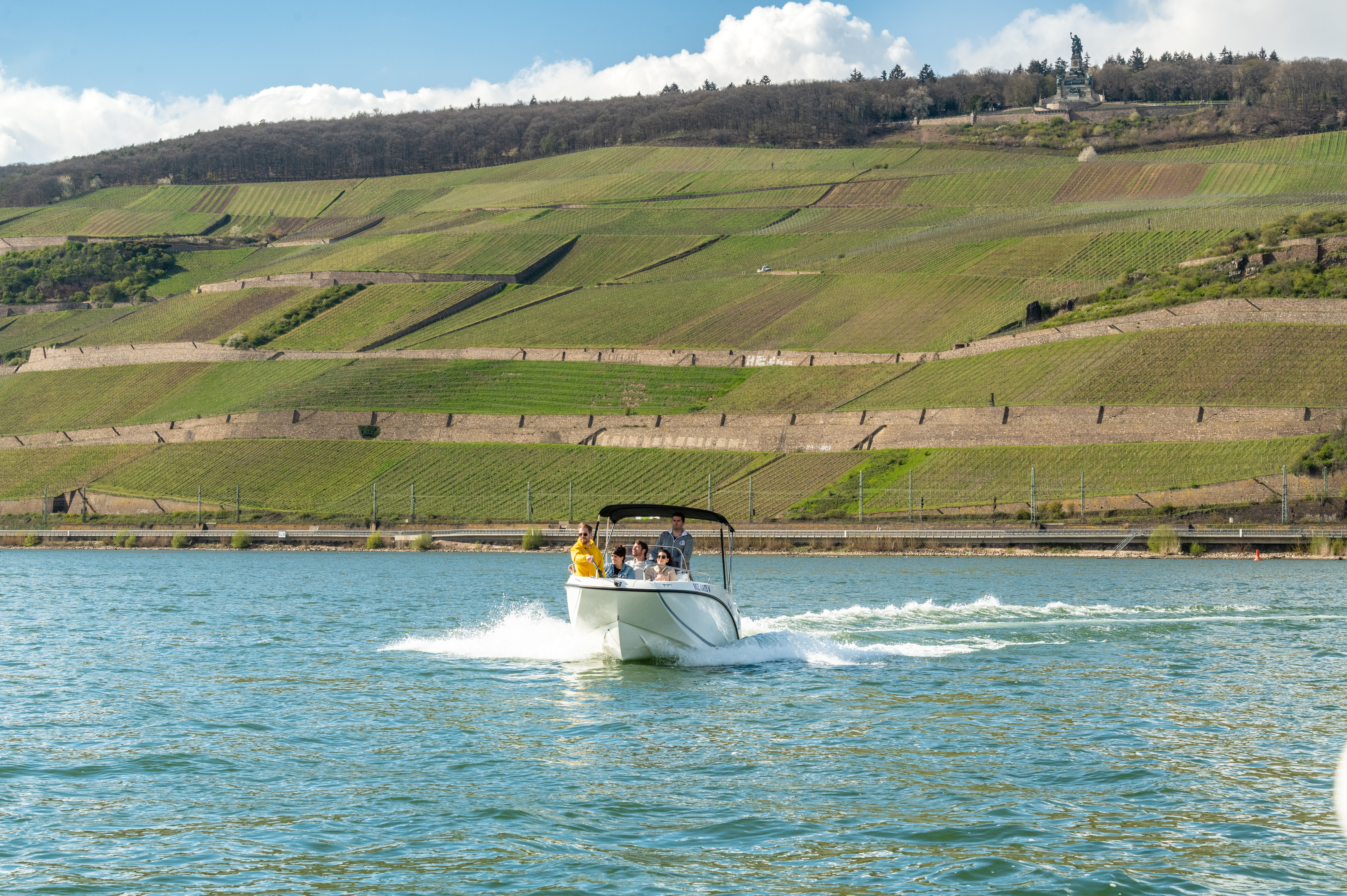 Papa Rhein Hotel in Bingen – Motorboot auf dem Rhein mit Weinbergen im Hintergrund | Wellnesshotel Mittelrhein