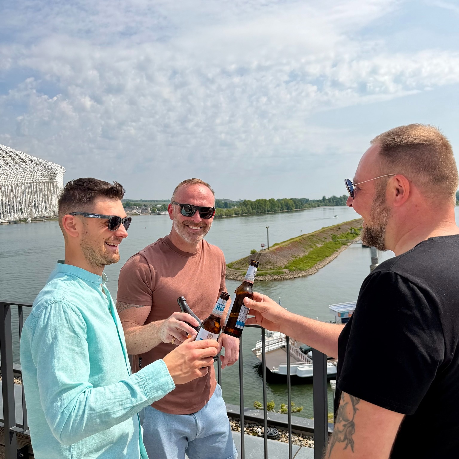 Papa Rhein Hotel in Bingen – Freunde stoßen auf der Terrasse mit Rheinblick an | Wellnesshotel Mittelrhein