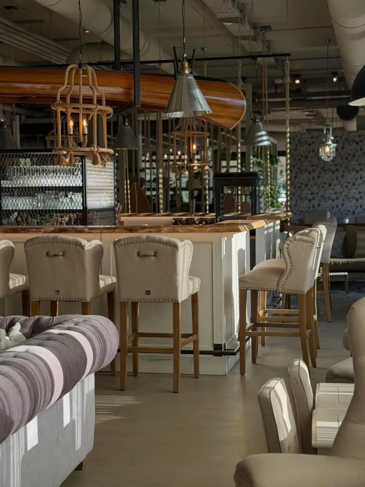 Papa Rhein Hotel in Bingen – Stilvolle Bar im Restaurantbereich mit Design-Elementen | Wellnesshotel Mittelrhein