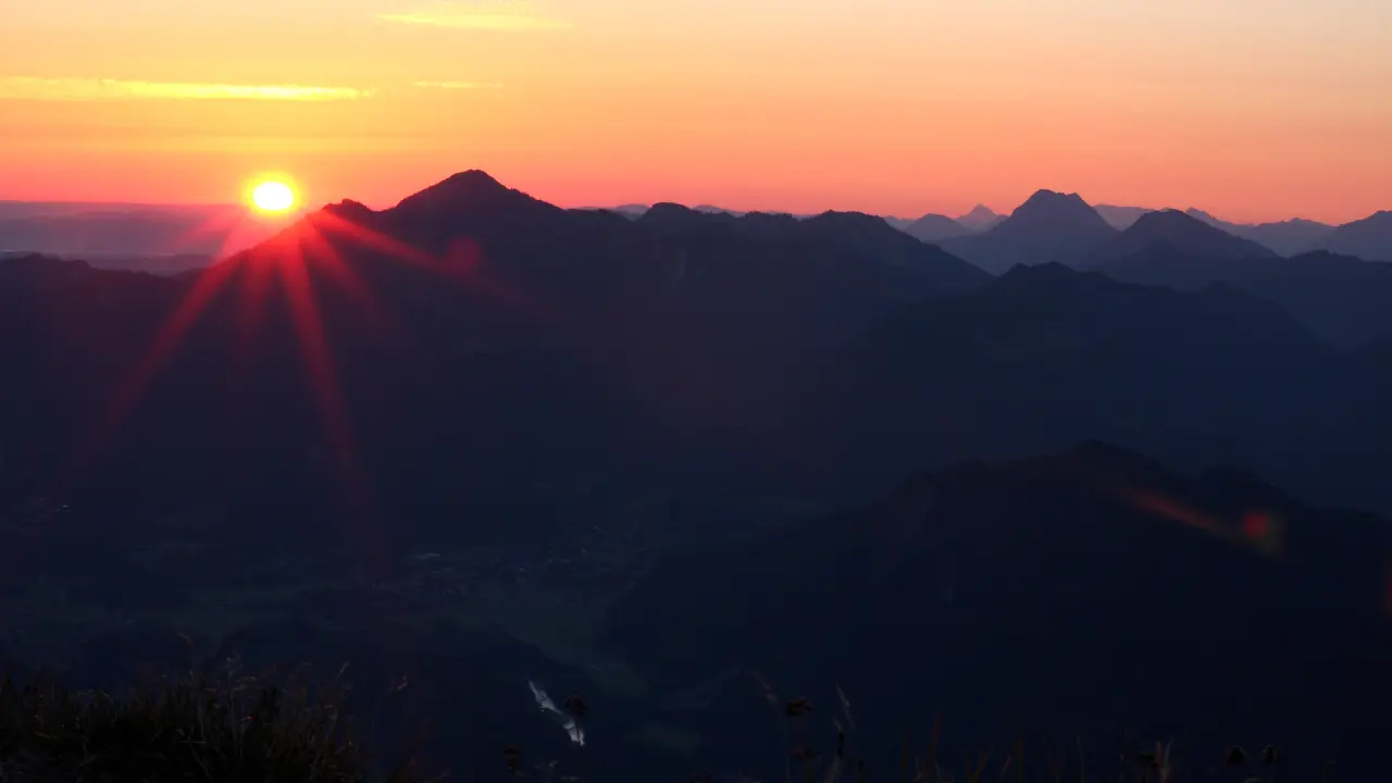 Sonnenuntergang über den Alpen mit leuchtenden Farben und Bergsilhouetten im Wohlfühlhotel Ortnerhof.