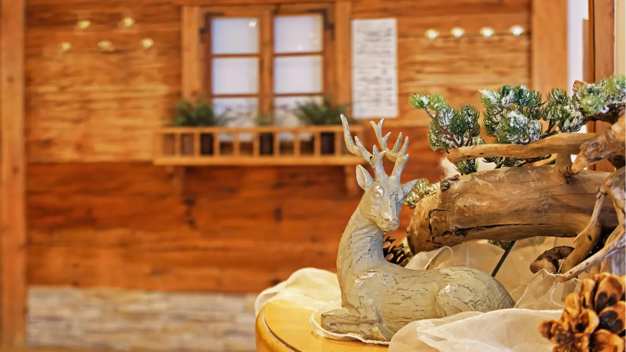 Dekoration mit Hirschfigur und winterlichen Elementen im Wohlfühlhotel Ortnerhof.