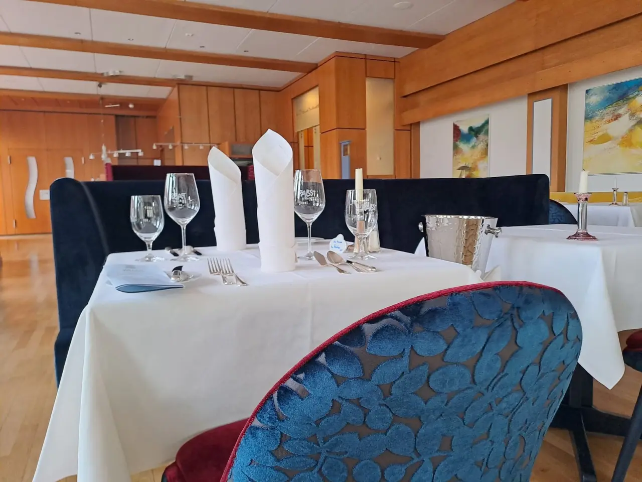 Gedeckter Tisch mit Gläsern und Besteck im Restaurant des Hotel Pabst.