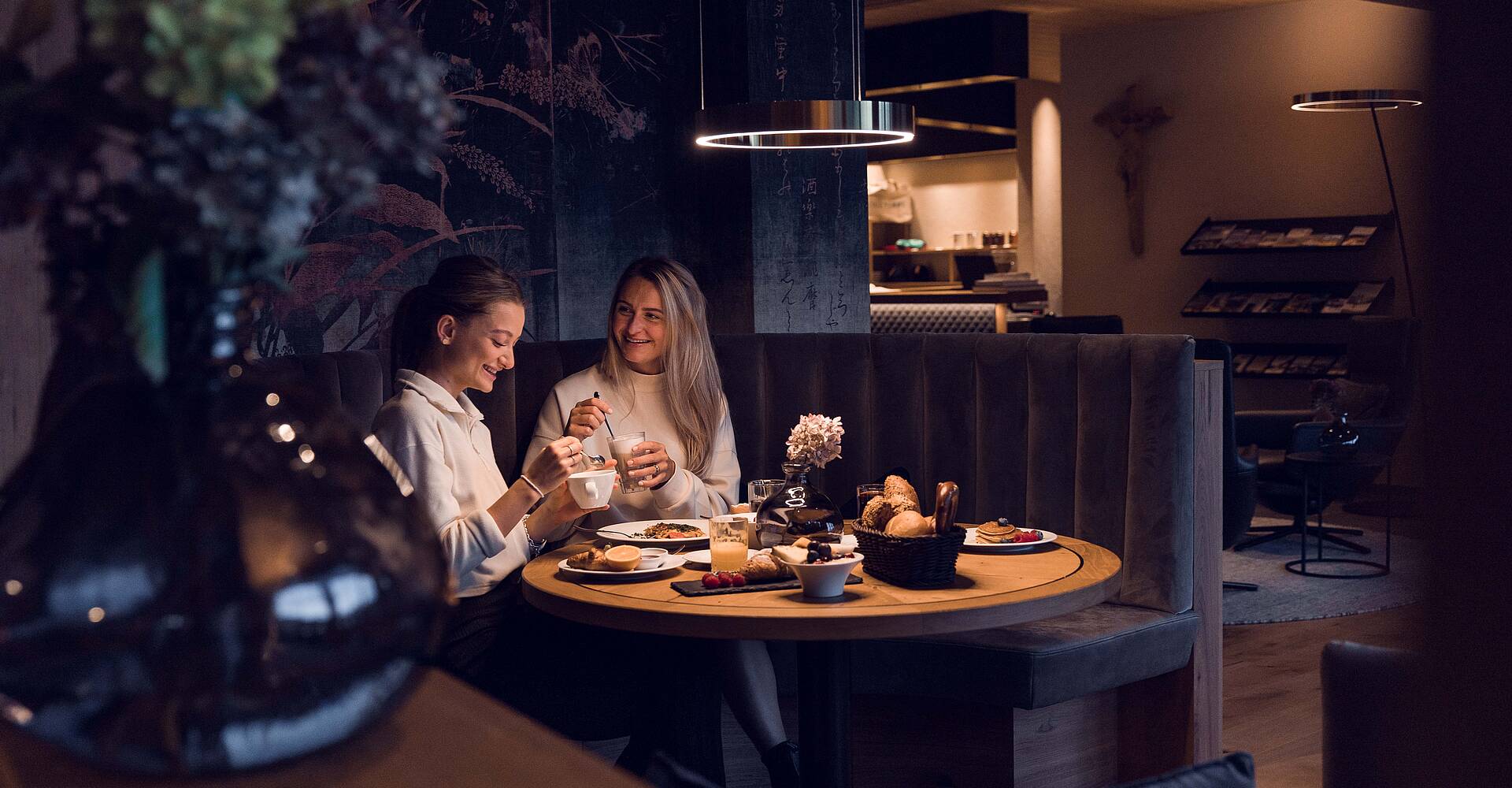 Das Kaltenbach in Kaltenbach – Zwei Frauen genießen das Frühstück im stilvollen Restaurant | Wellnesshotel Zillertal