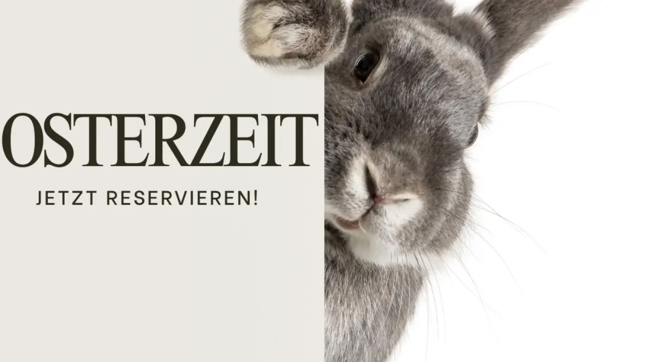 Osterzeit Angebot mit grauem Hasen, der hinter einem Schild hervorlugt, im Vila Vita Burghotel Dinklage.