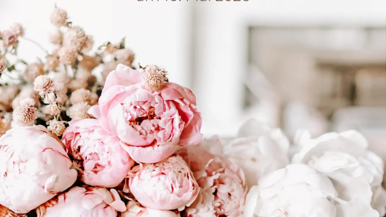 Nahaufnahme eines Bouquets aus rosa Pfingstrosen und Trockenblumen im Vila Vita Burghotel Dinklage.