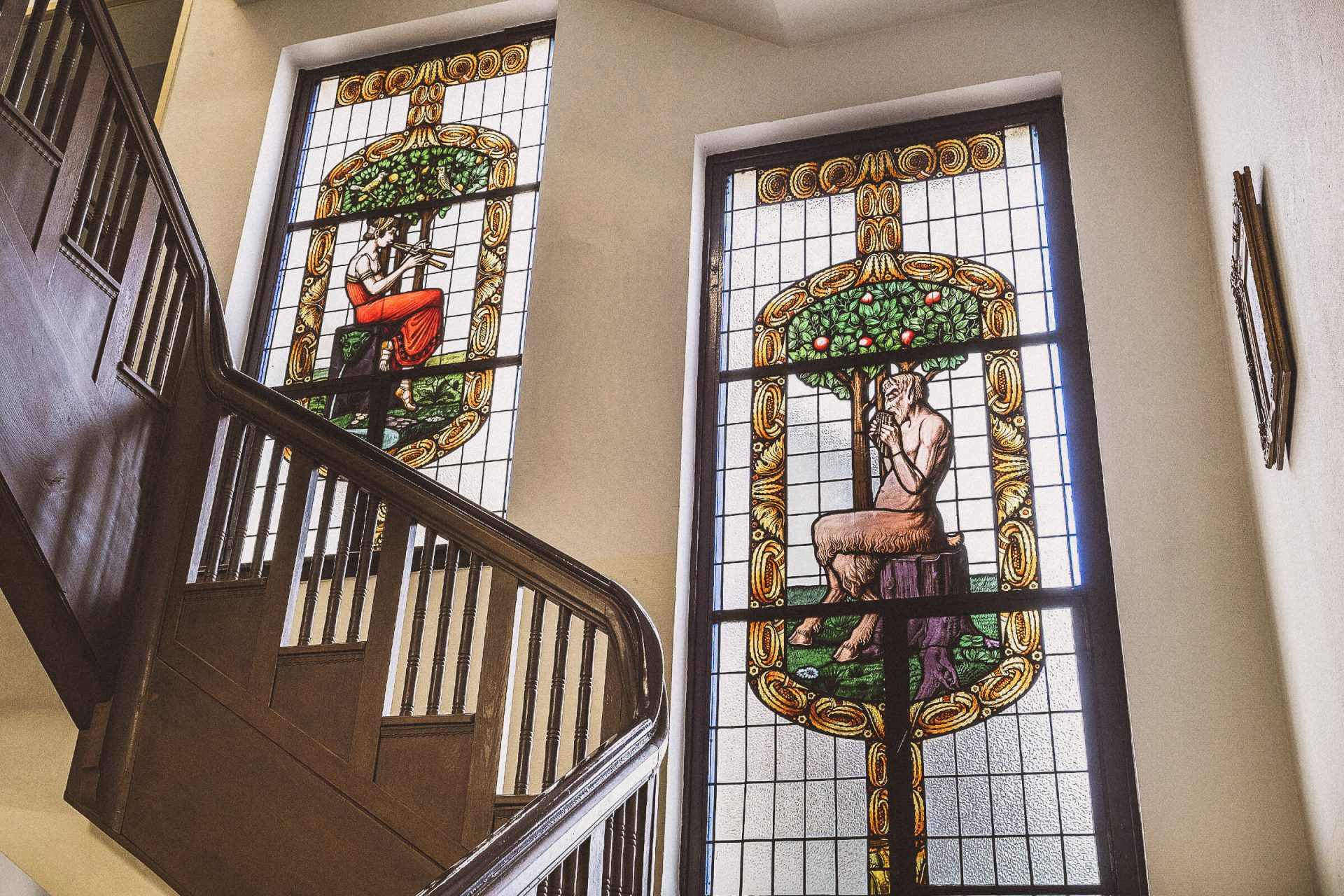 Hotel Badehof in Bad Salzschlirf – Historische Buntglasfenster im Treppenhaus mit figürlichen Motiven | Wellnesshotel Hessen