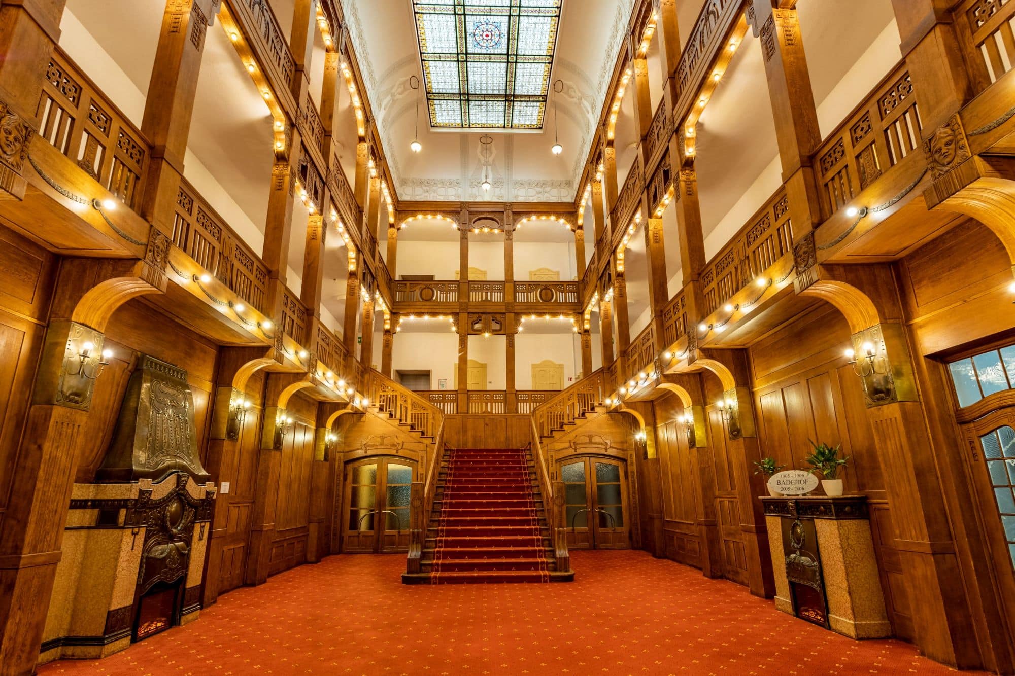 Hotel Badehof in Bad Salzschlirf – Historisches Treppenhaus mit Glasdach und Holzgalerien | Wellnesshotel Hessen