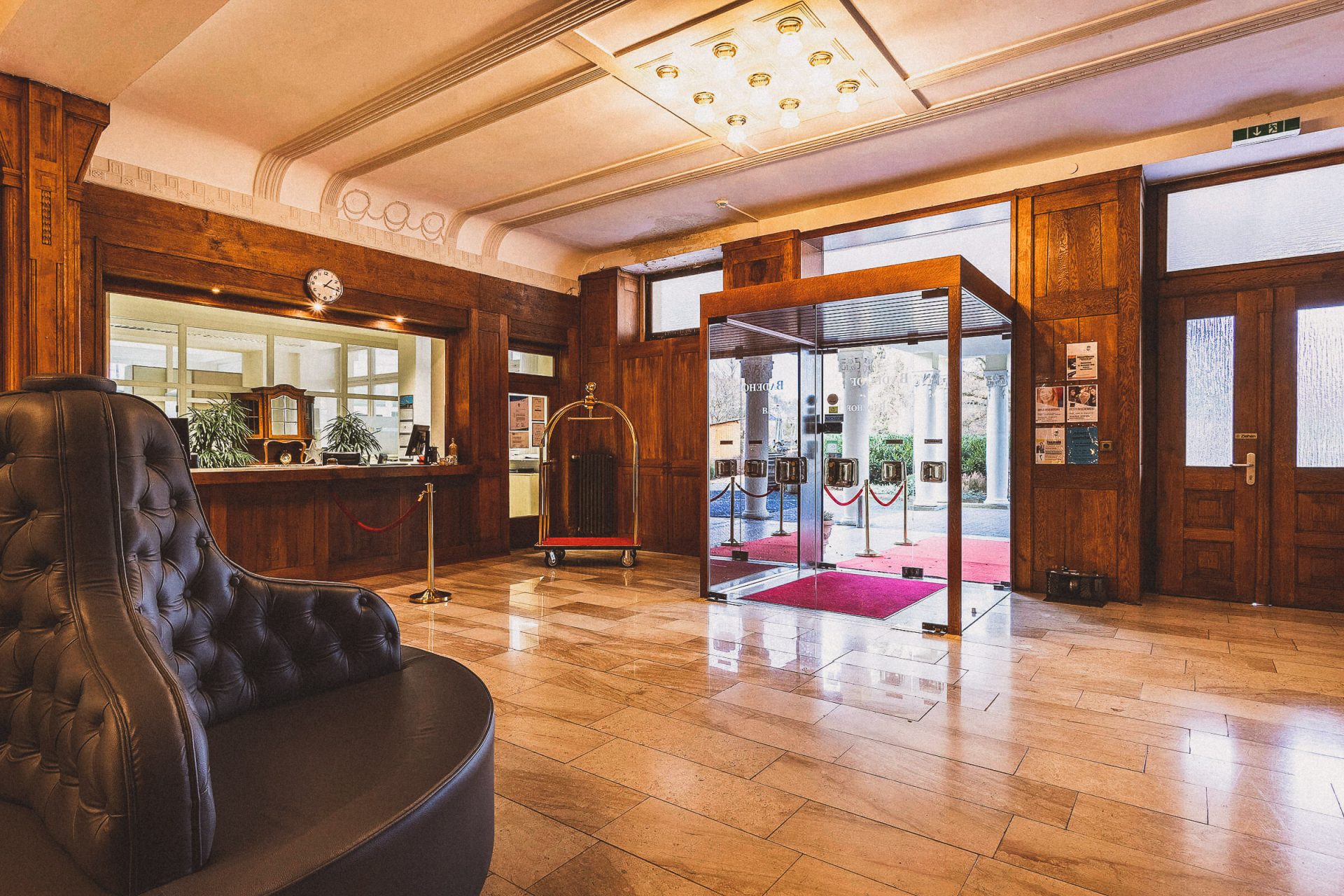 Hotel Badehof in Bad Salzschlirf – Empfangsbereich mit Rezeption und stilvoller Einrichtung | Wellnesshotel Hessen