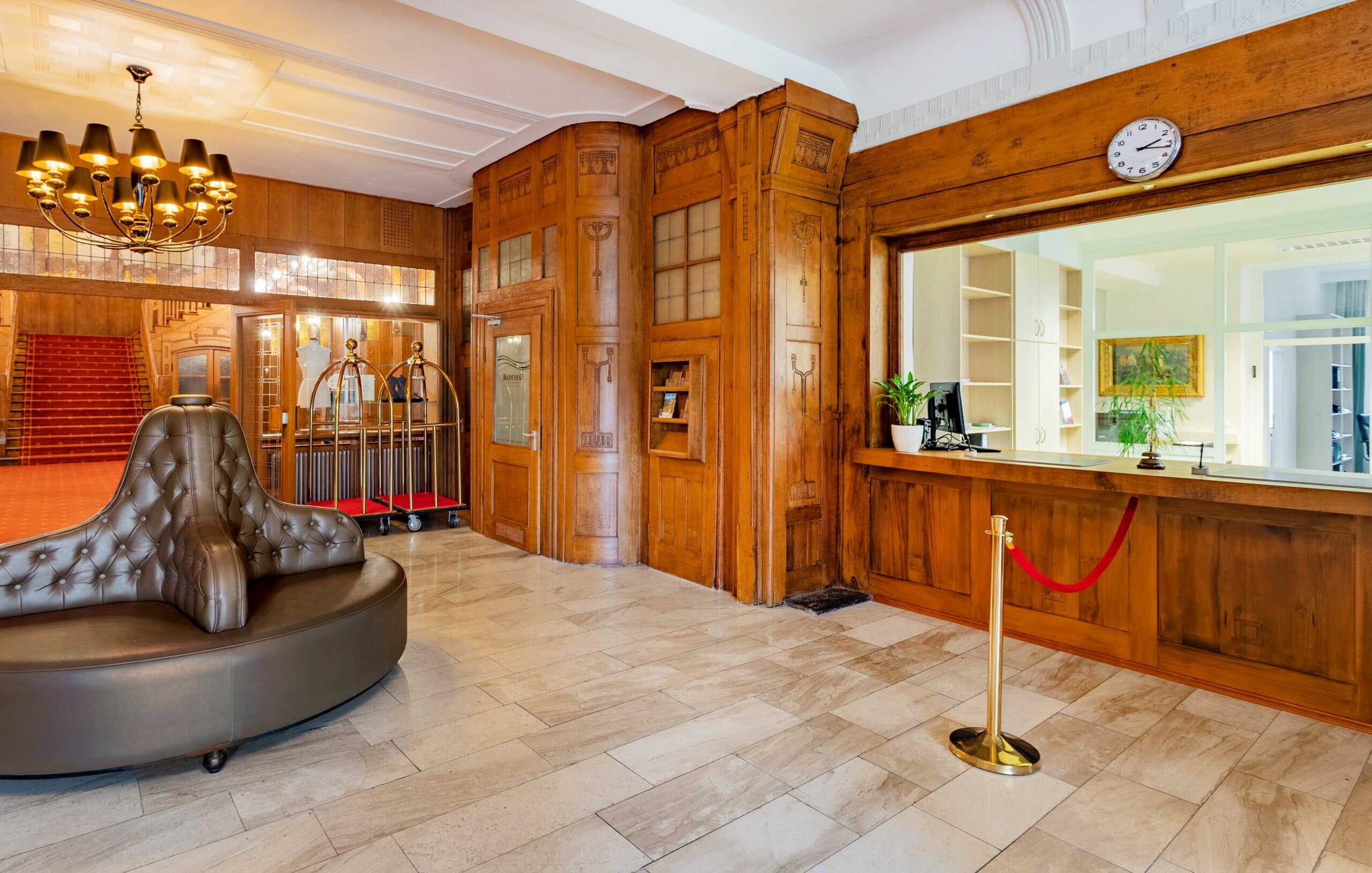 Hotel Badehof in Bad Salzschlirf – Elegante Lobby mit Rezeption und Sitzbereich | Wellnesshotel Hessen