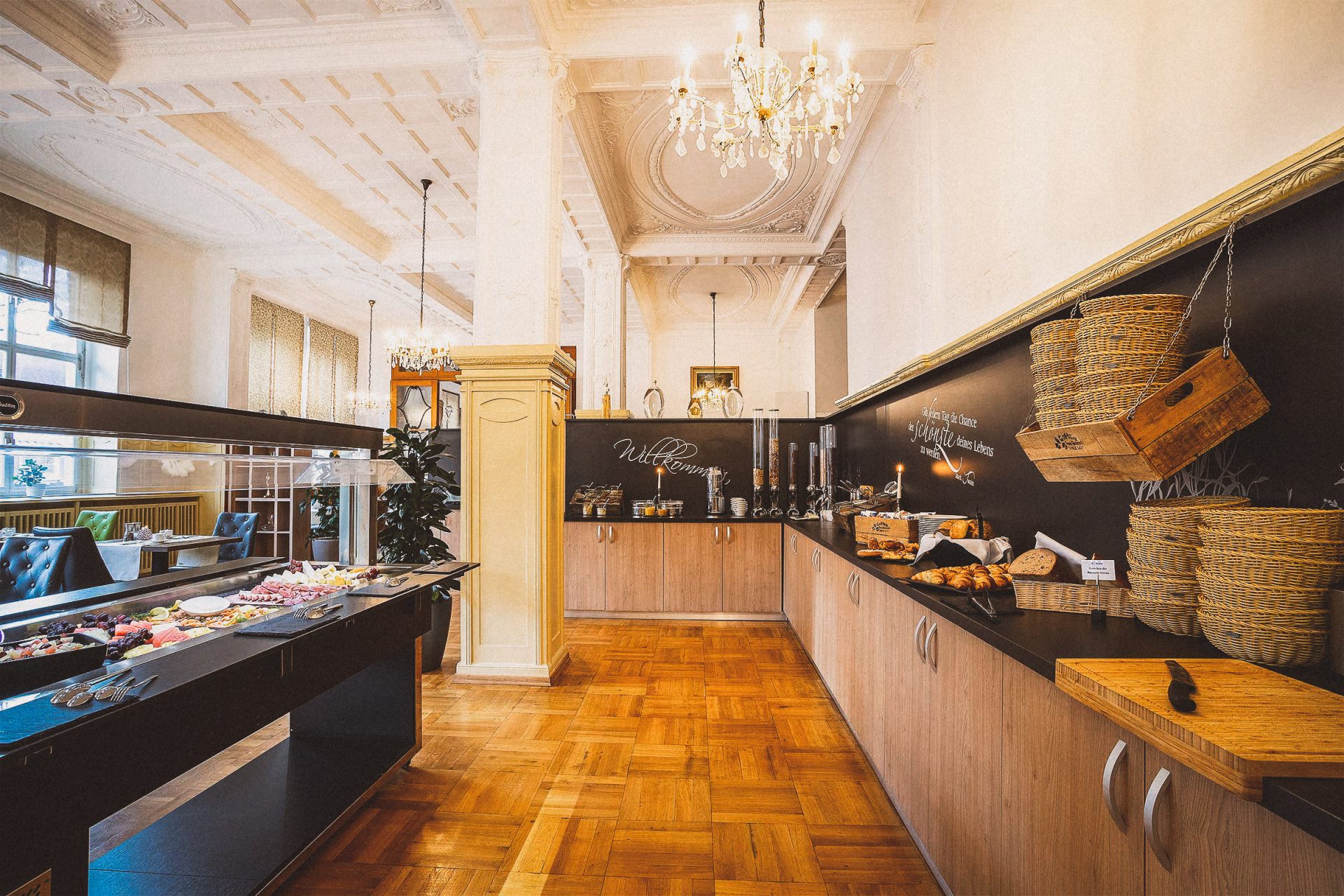 Hotel Badehof in Bad Salzschlirf – Reichhaltiges Frühstücksbuffet in elegantem Speisesaal | Wellnesshotel Hessen