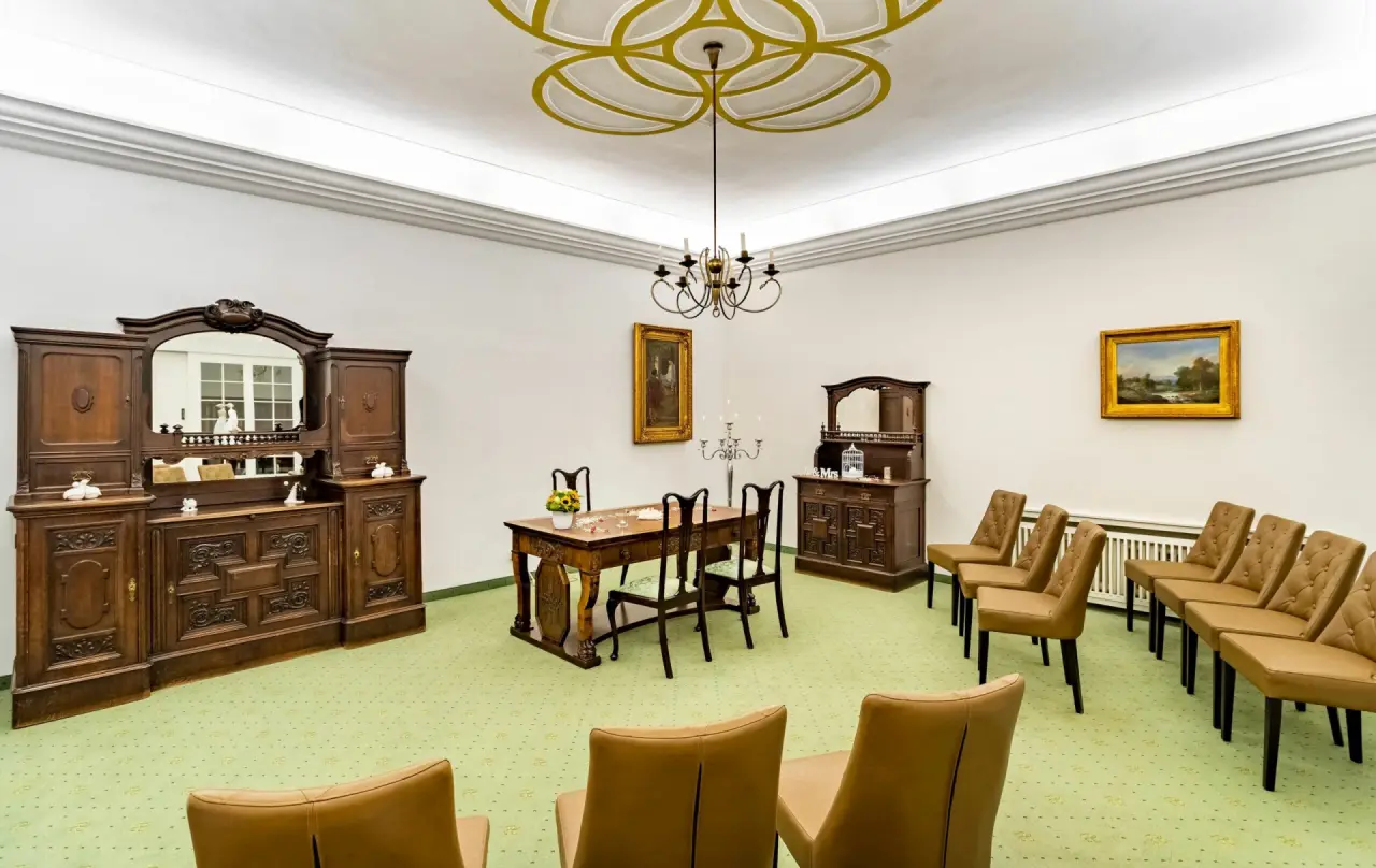 Hotel Badehof in Bad Salzschlirf – Klassischer Speisesaal mit Holztisch und Stühlen | Wellnesshotel Hessen