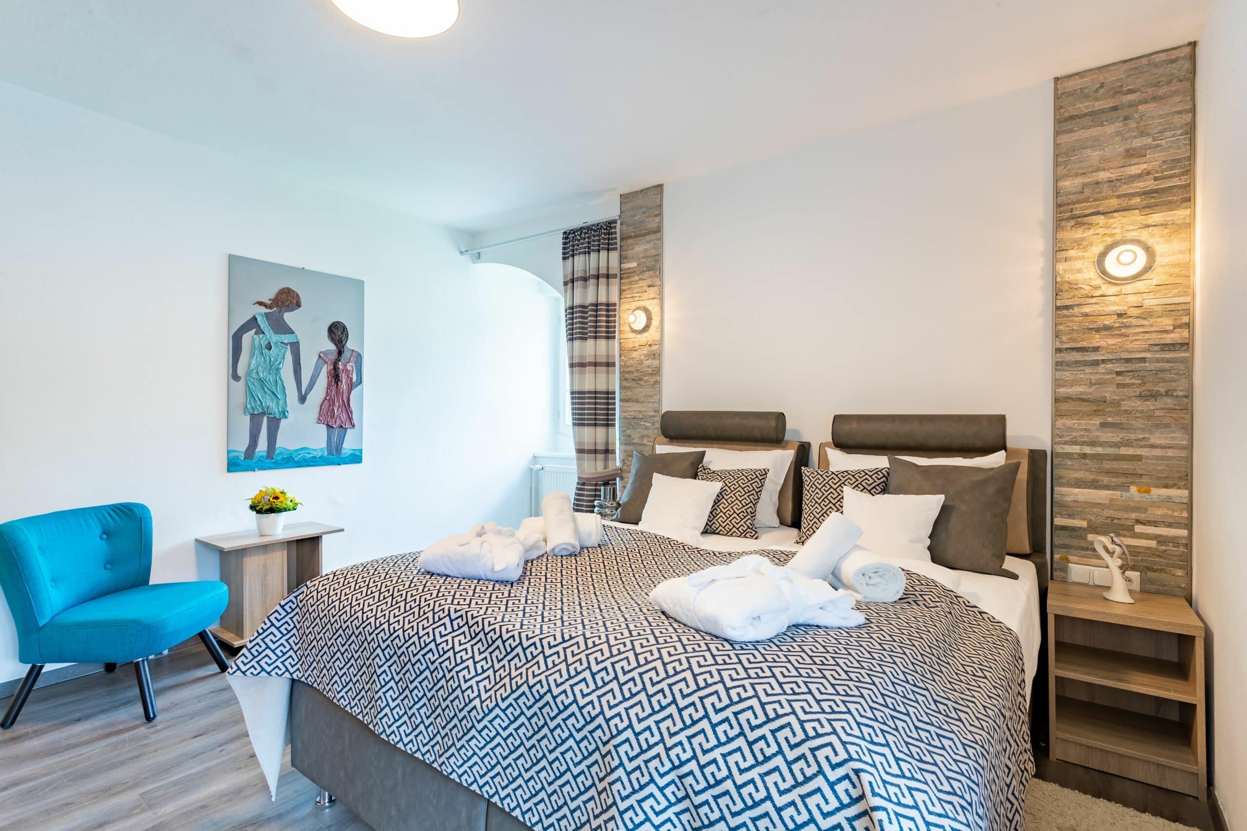 Hotel Badehof in Bad Salzschlirf – Modernes Doppelzimmer mit bequemen Betten und stilvoller Einrichtung | Wellnesshotel Hessen