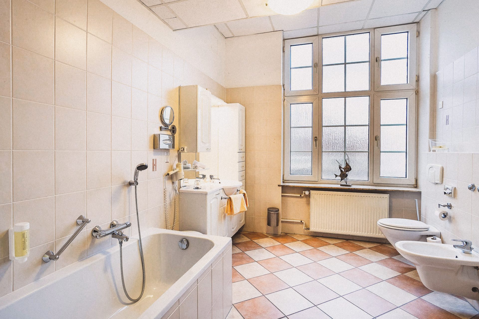 Hotel Badehof in Bad Salzschlirf – Funktionales Badezimmer mit Badewanne und Fenster | Wellnesshotel Hessen