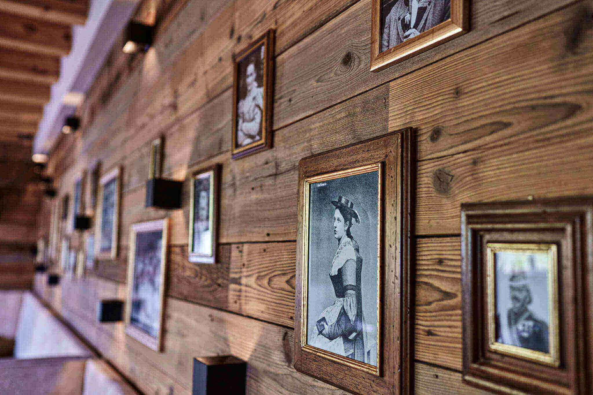 DAS.GOLDBERG in Bad Hofgastein – Wanddekoration mit historischen Bildern | Wellnesshotel Gasteinertal