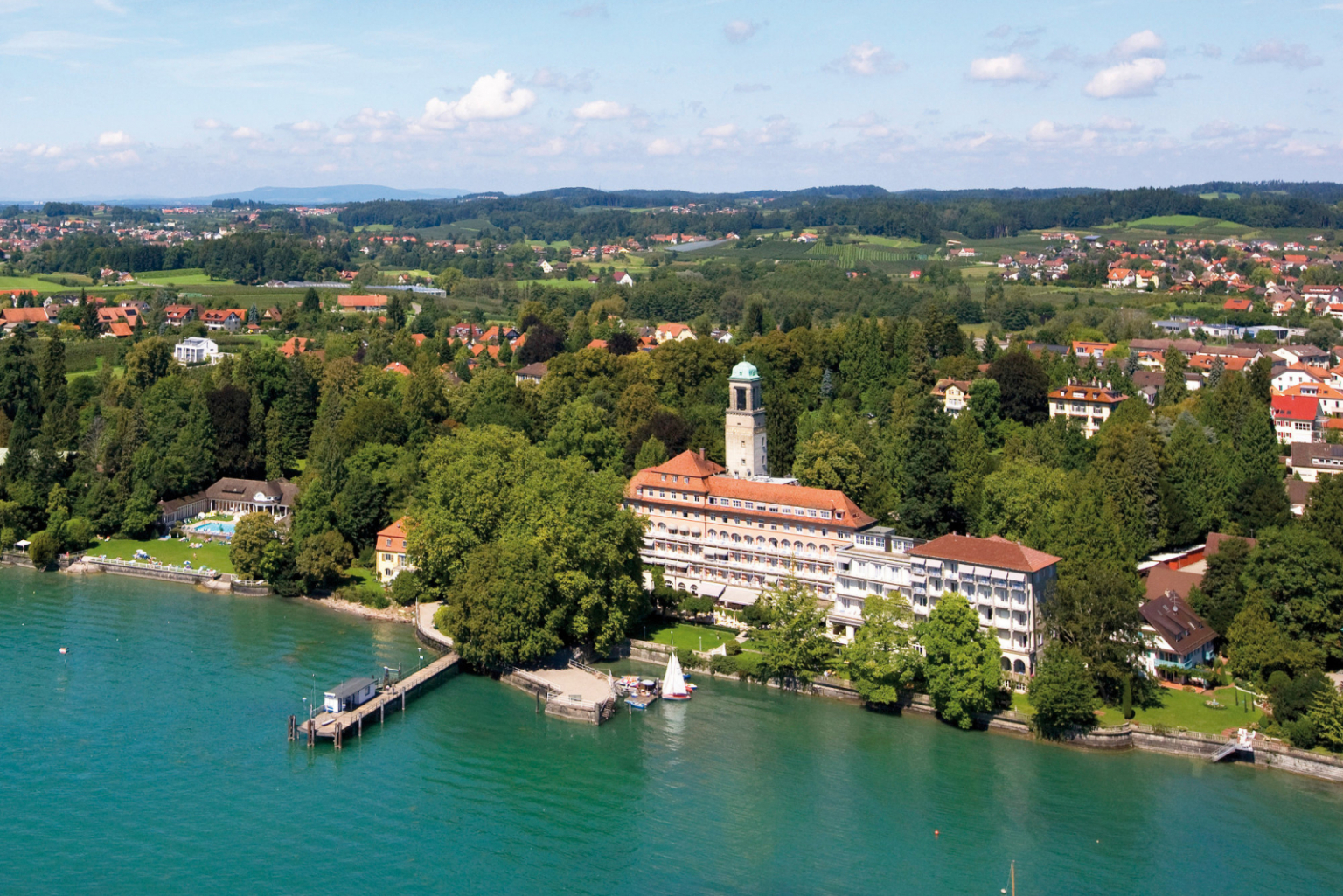 Hotel Bad Schachen in Lindau – Luftaufnahme des Hotels am Bodensee mit grüner Umgebung | Wellnesshotel Bodensee
