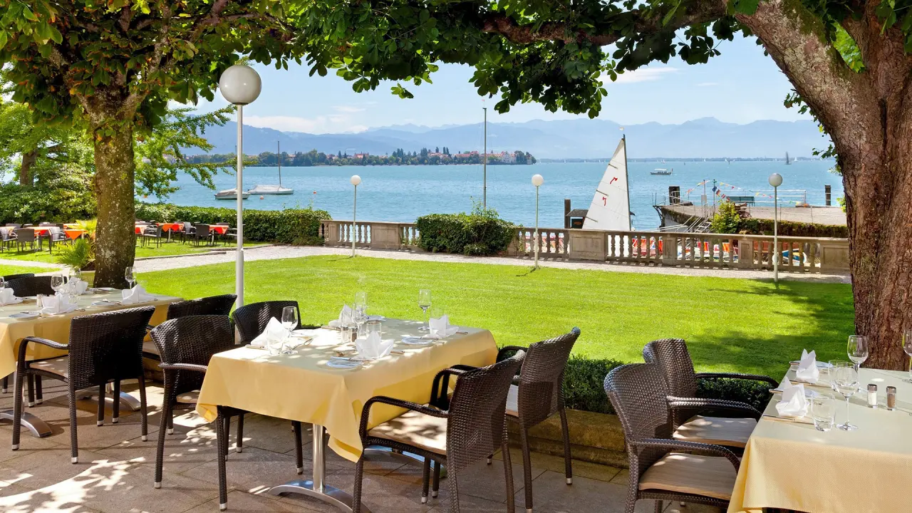 Einladende Restaurantterrasse mit Seeblick auf den Bodensee und Alpenpanorama im Hotel Bad Schachen
