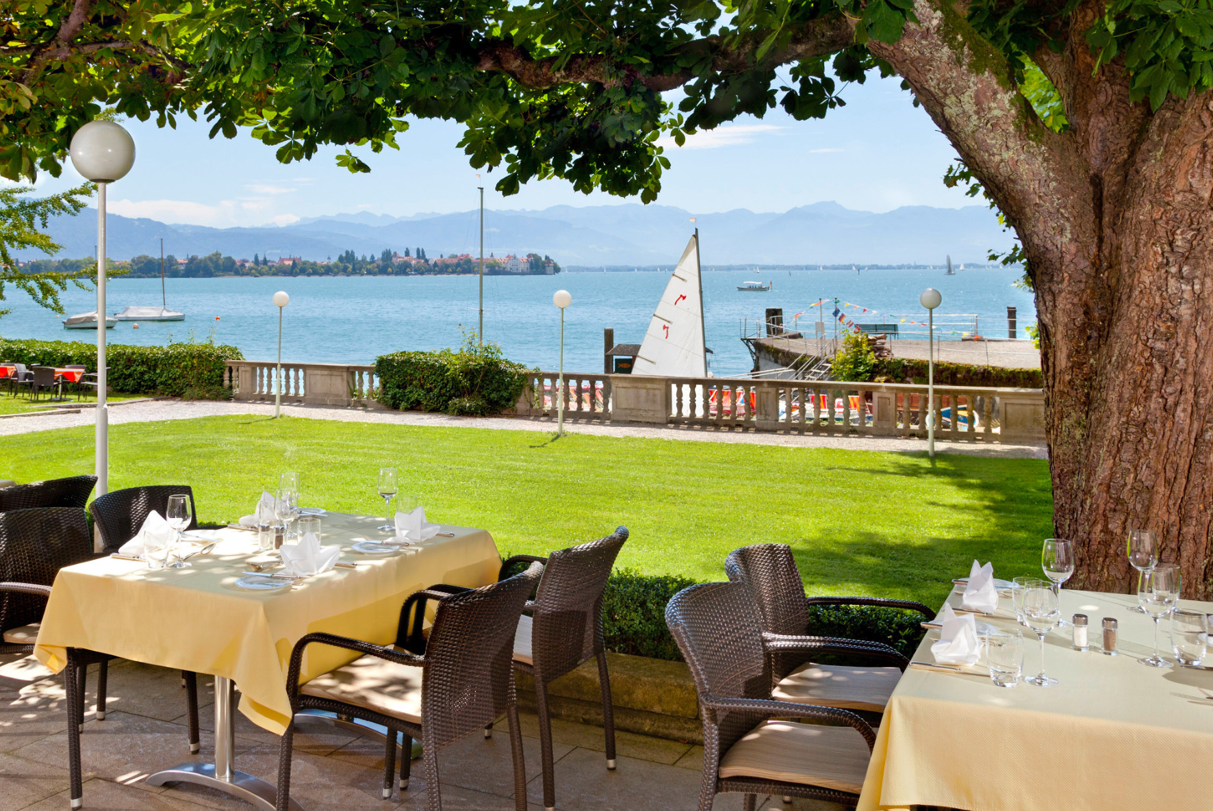 Hotel Bad Schachen in Lindau – Restaurant-Terrasse mit Seeblick und Alpenpanorama | Wellnesshotel Bodensee