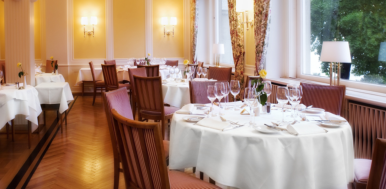 Hotel Bad Schachen in Lindau – Elegantes Restaurant mit festlich gedeckten Tischen | Wellnesshotel Bodensee