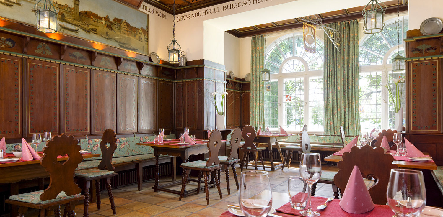 Hotel Bad Schachen in Lindau – Traditionelles Restaurant mit Holztäfelung und Buntglasfenstern | Wellnesshotel Bodensee