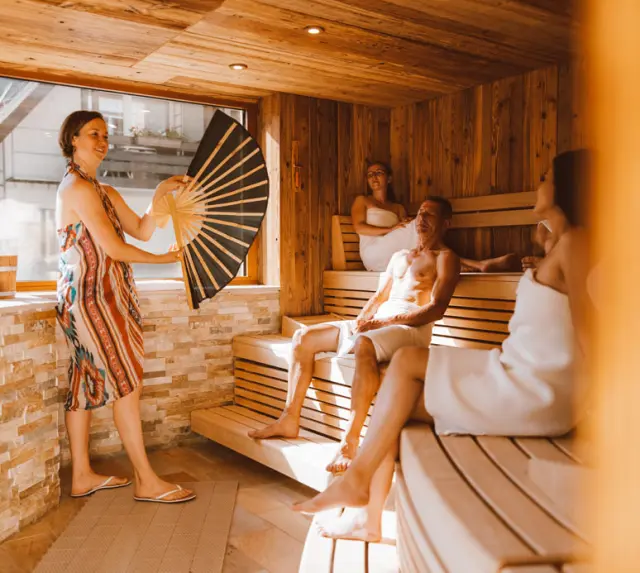 Aufguss in der finnischen Sauna des Naturparkhotel Adler St. Roman mit entspannten Gästen