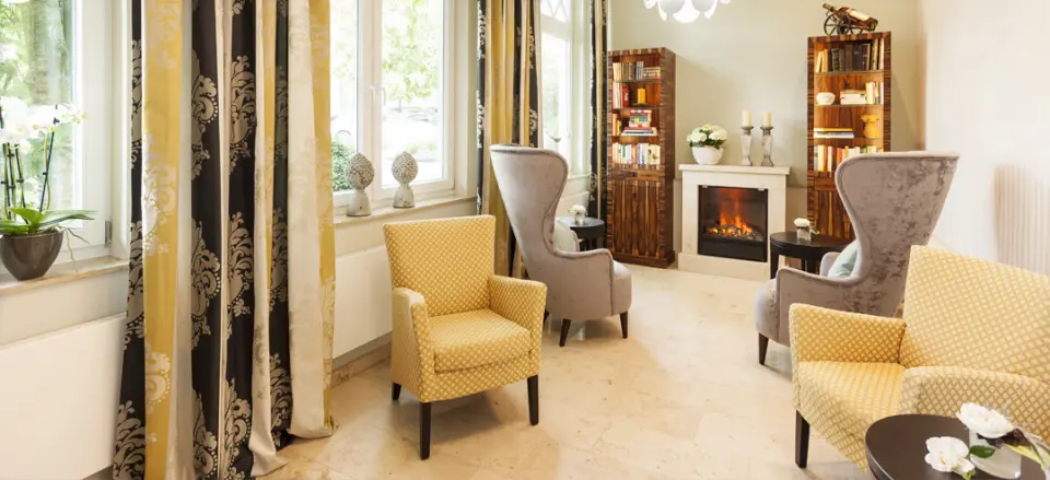 Gemütliche Hotellounge mit Kamin, bequemen Sesseln und stilvoller Einrichtung im Hotel Noltmann-Peters.