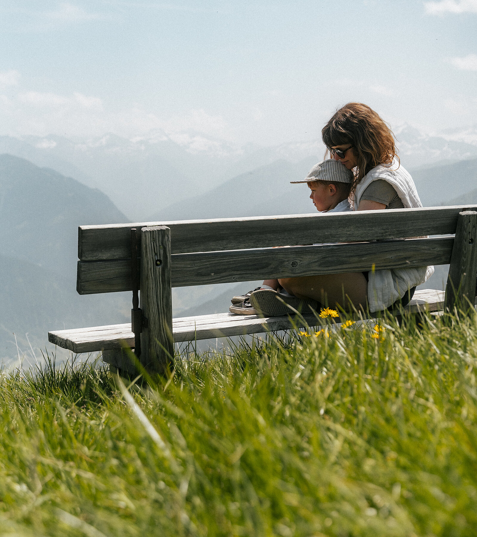 Hotel Tauernhof in Großarl – Mutter und Kind genießen die Aussicht auf die Berge | Wellnesshotel Salzburger Land