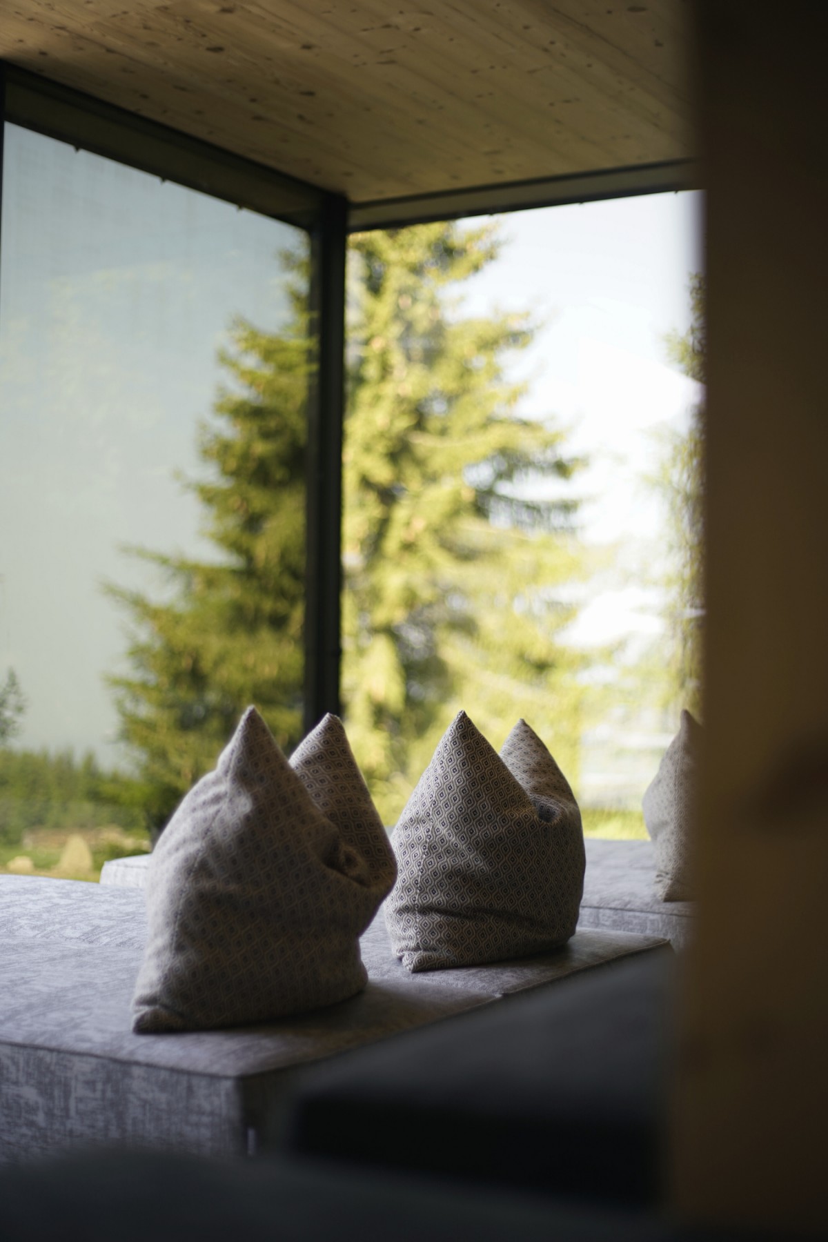 Hotel Rosa ECO Alpine Spa Resort in Kastelruth – Dekorative Kissen mit Blick ins Grüne | Wellnesshotel Südtirol