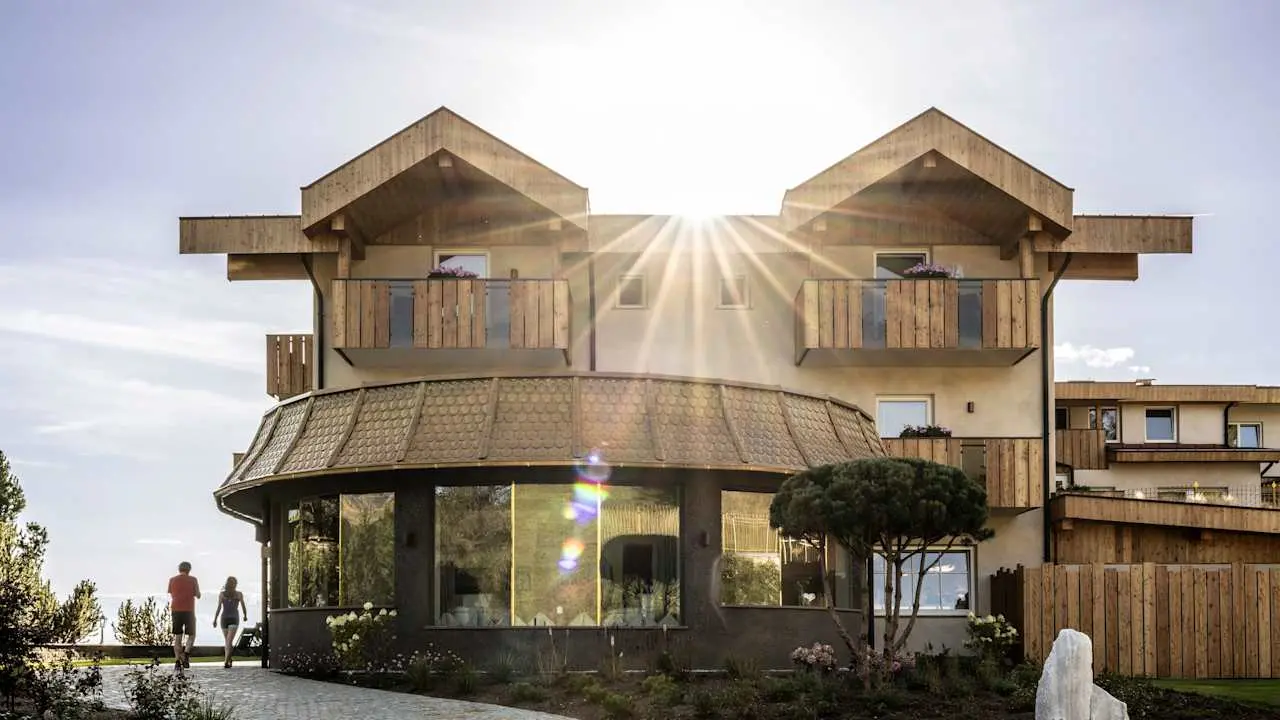 Hotel Rosa ECO Alpine Spa Resort in Seiser Alm – Moderne Holzarchitektur bei Sonnenschein | Wellnesshotel Südtirol