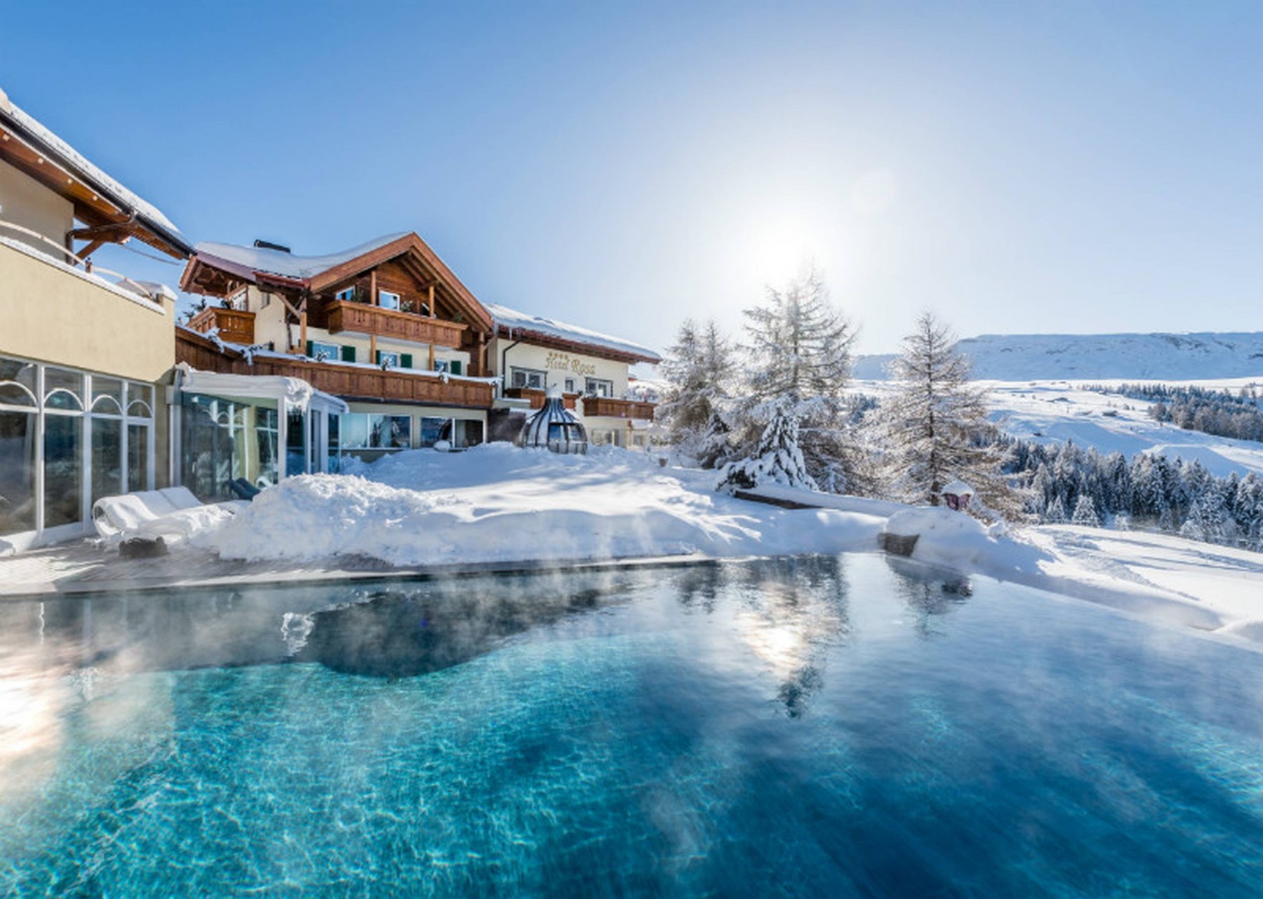 Hotel Rosa ECO Alpine Spa Resort in Kastelruth – Beheizter Außenpool im Winter mit verschneiter Berglandschaft | Wellnesshotel Südtirol