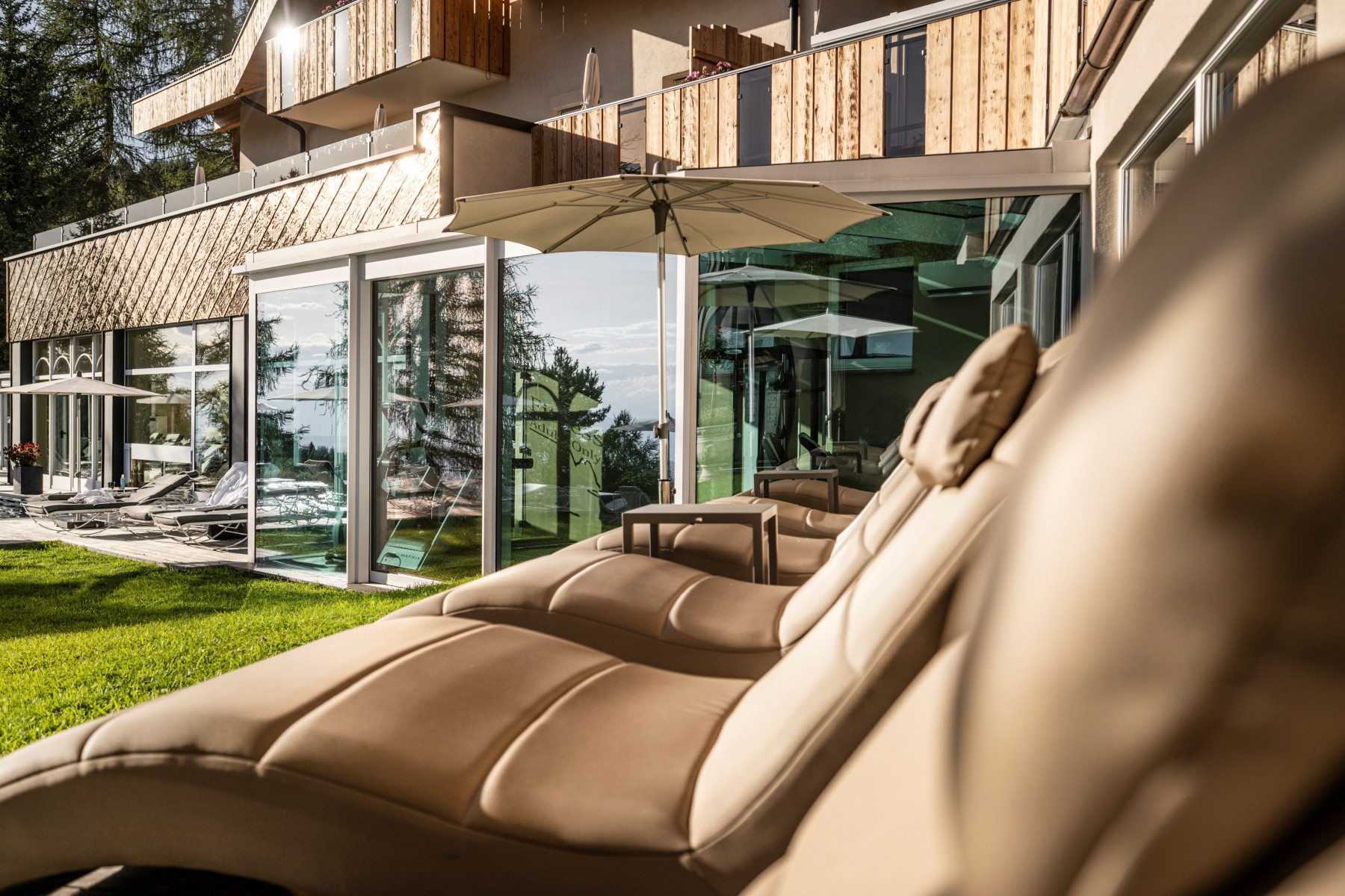 Hotel Rosa ECO Alpine Spa Resort in Kastelruth – Sonnenliegen auf der Terrasse mit Bergblick | Wellnesshotel Südtirol