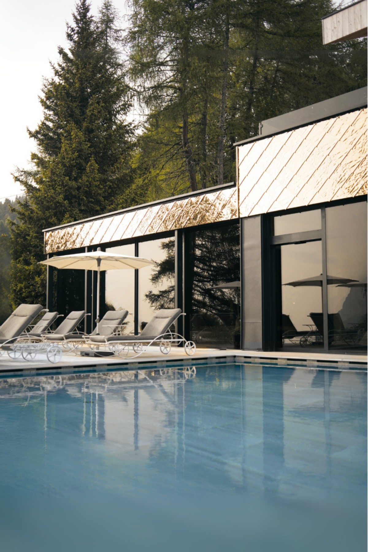 Hotel Rosa ECO Alpine Spa Resort in Kastelruth – Außenpool mit moderner Hotelarchitektur | Wellnesshotel Südtirol