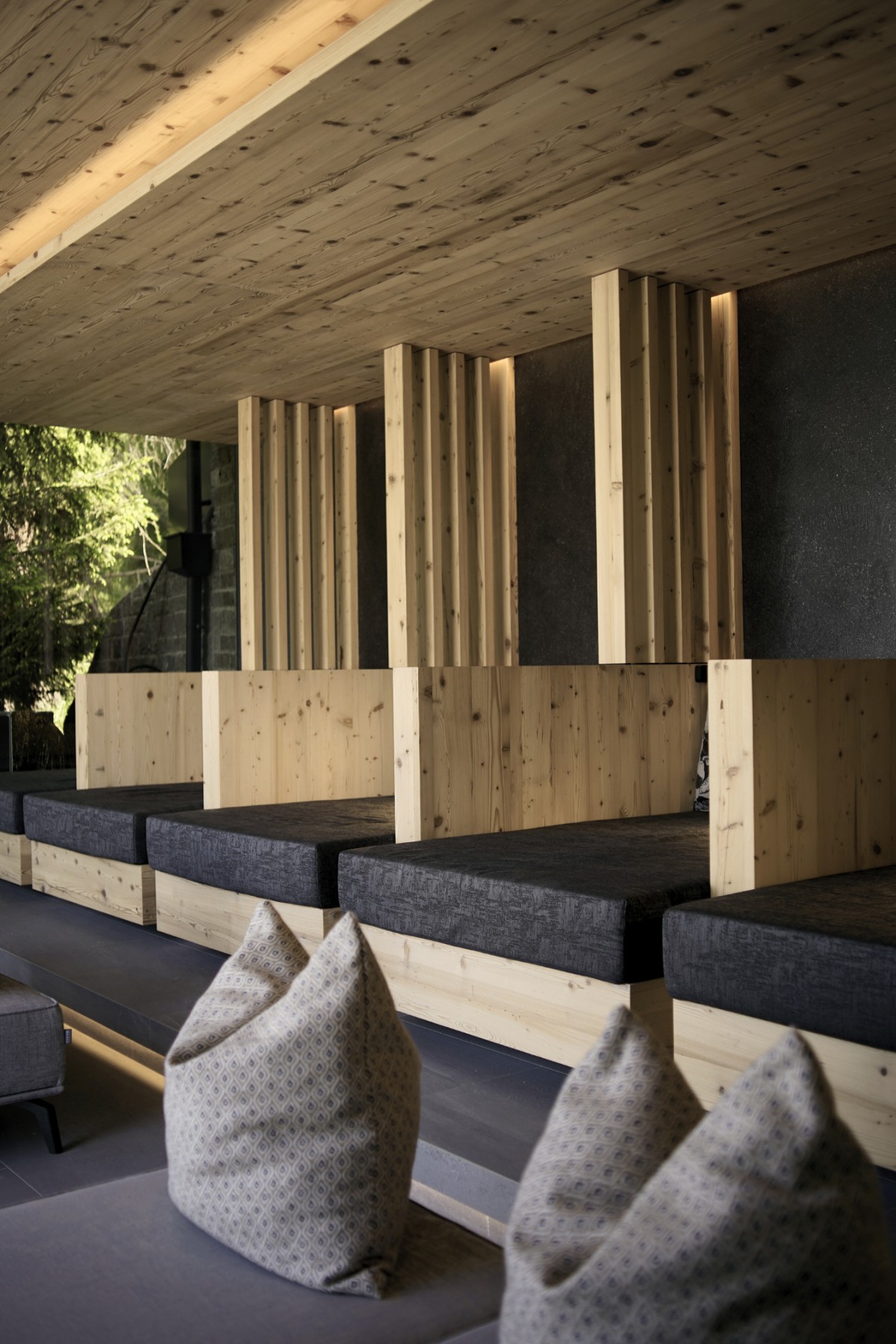 Hotel Rosa ECO Alpine Spa Resort in Kastelruth – Moderner Ruheraum mit Holzelementen | Wellnesshotel Südtirol