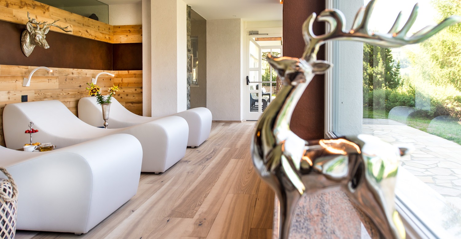 Hotel Rosa ECO Alpine Spa Resort in Kastelruth – Moderner Ruheraum mit Design-Möbeln und Hirsch-Skulptur | Wellnesshotel Südtirol