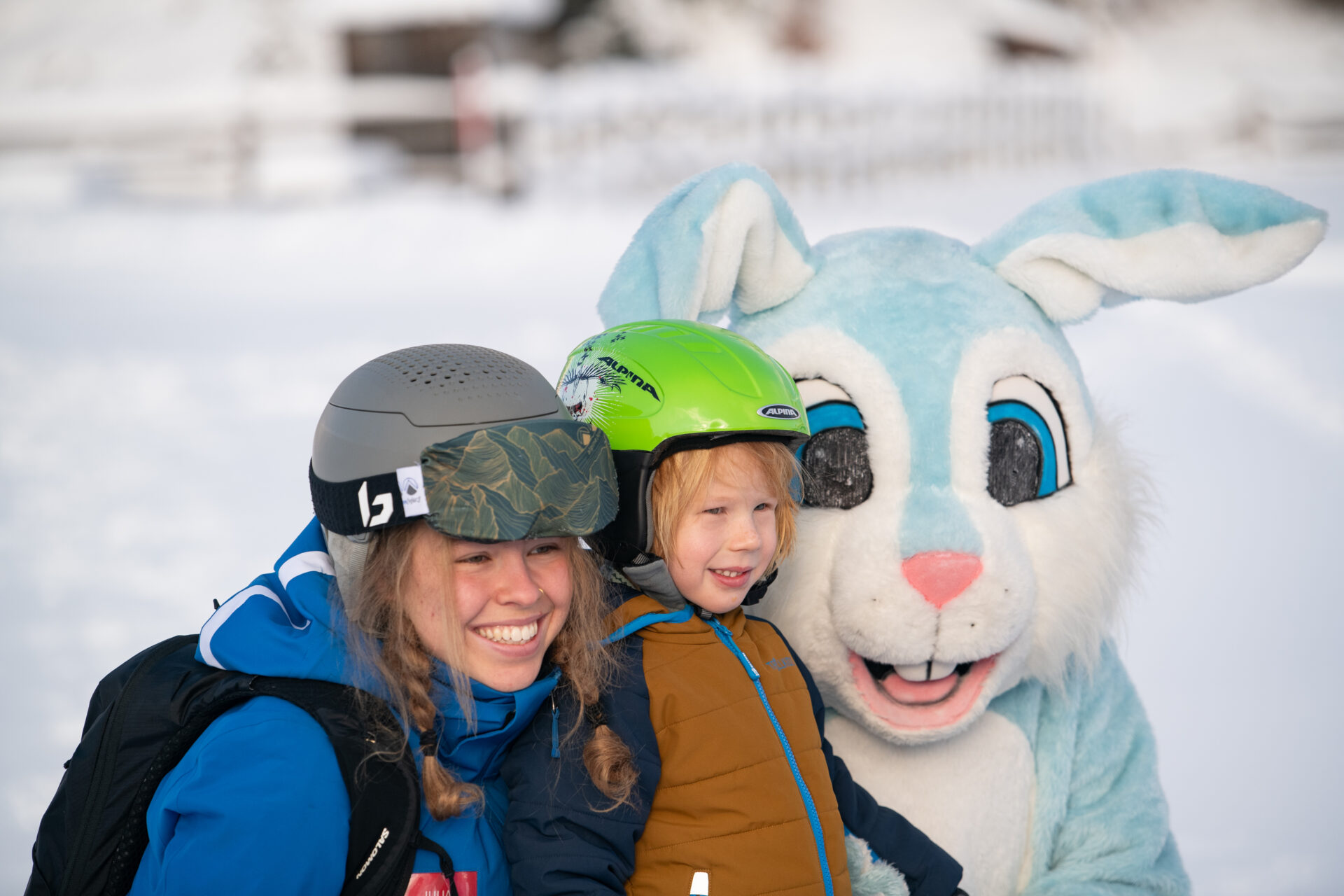 Familienparadies Sporthotel Achensee in Achenkirch – Kinderunterhaltung mit Hasenmaskottchen im Schnee | Wellnesshotel Achensee