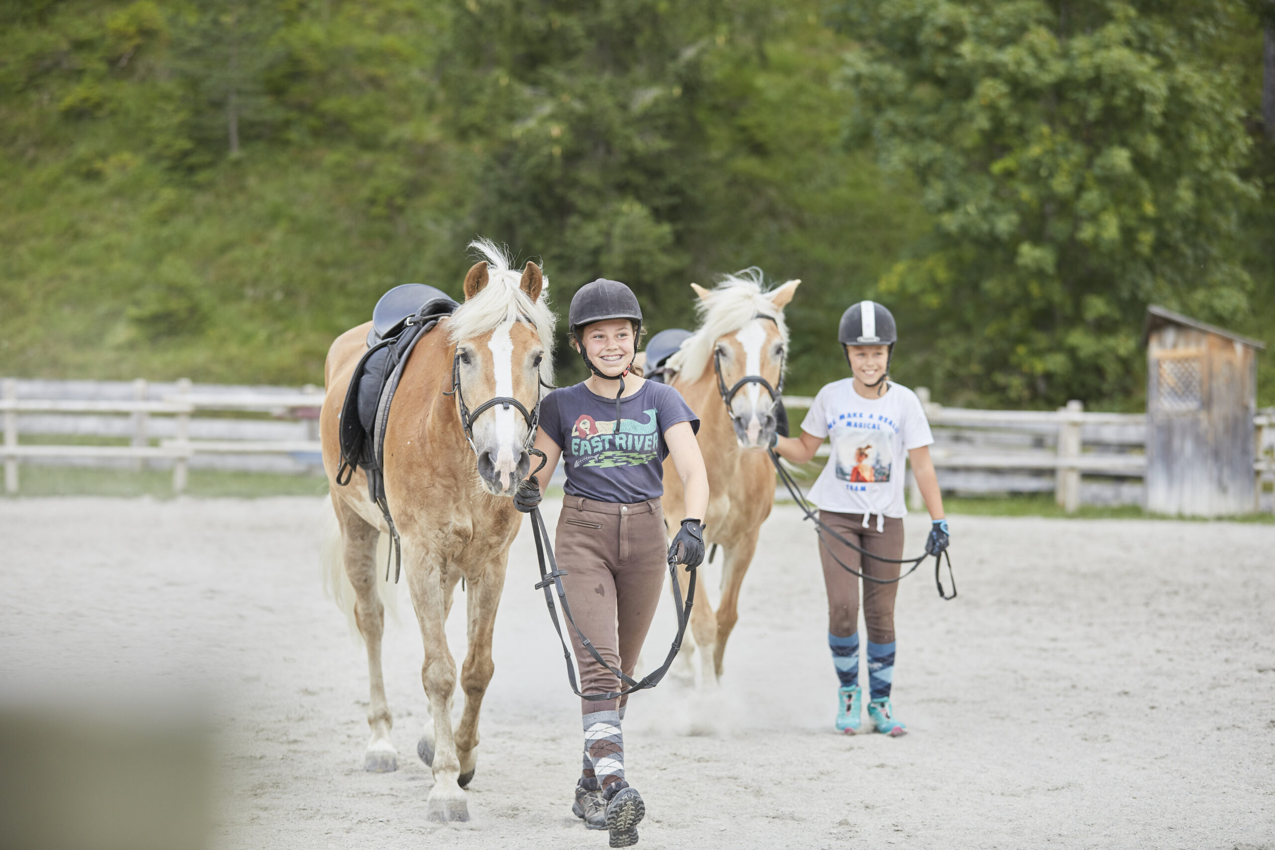 Familienparadies Sporthotel Achensee in Achenkirch – Mädchen führen Haflinger Pferde | Wellnesshotel Tirol