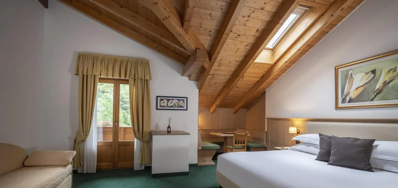Hotel La Maison Wellness & Spa in Alleghe – Gemütliches Doppelzimmer mit Holzbalkendecke | Wellnesshotel Dolomiten