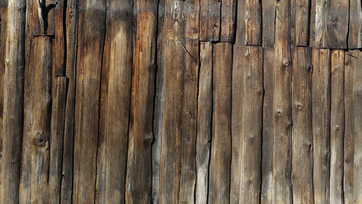 Enztalhotel in Enzklösterle – Detailaufnahme einer rustikalen Holzfassade | Wellnesshotel Schwarzwald