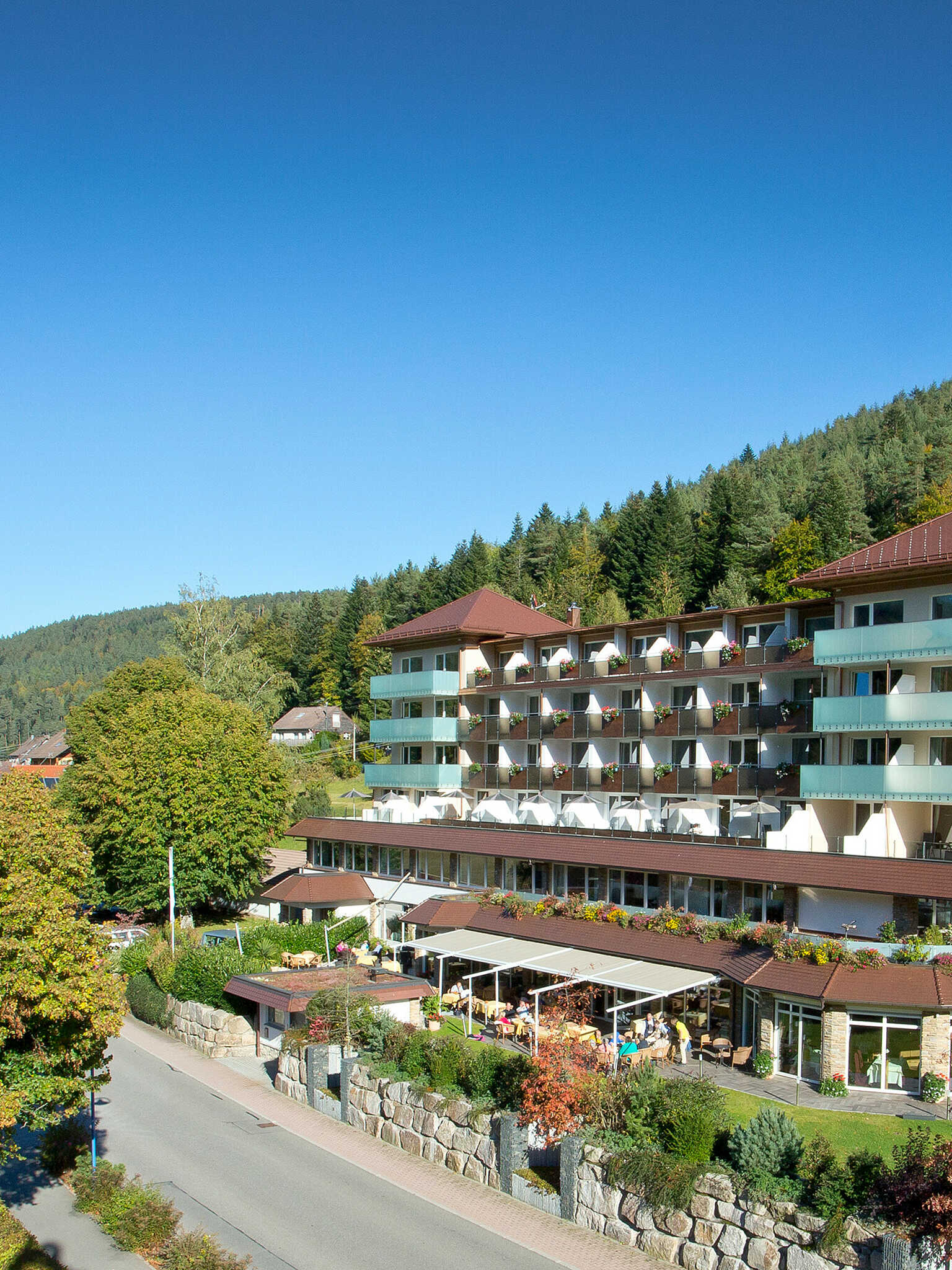 Enztalhotel in Enzklösterle – Panorama-Außenansicht des Hotels mit Balkonen und Waldkulisse | Wellnesshotel Schwarzwald