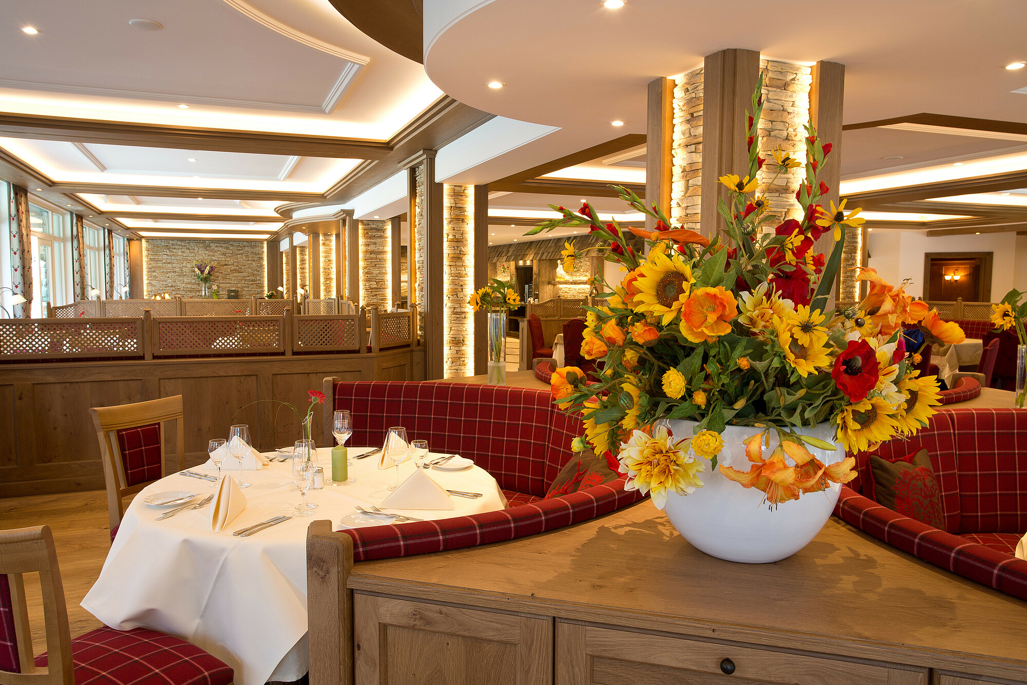 Enztalhotel in Enzklösterle – Gemütlicher Restaurantbereich mit festlich gedeckten Tischen | Wellnesshotel Schwarzwald