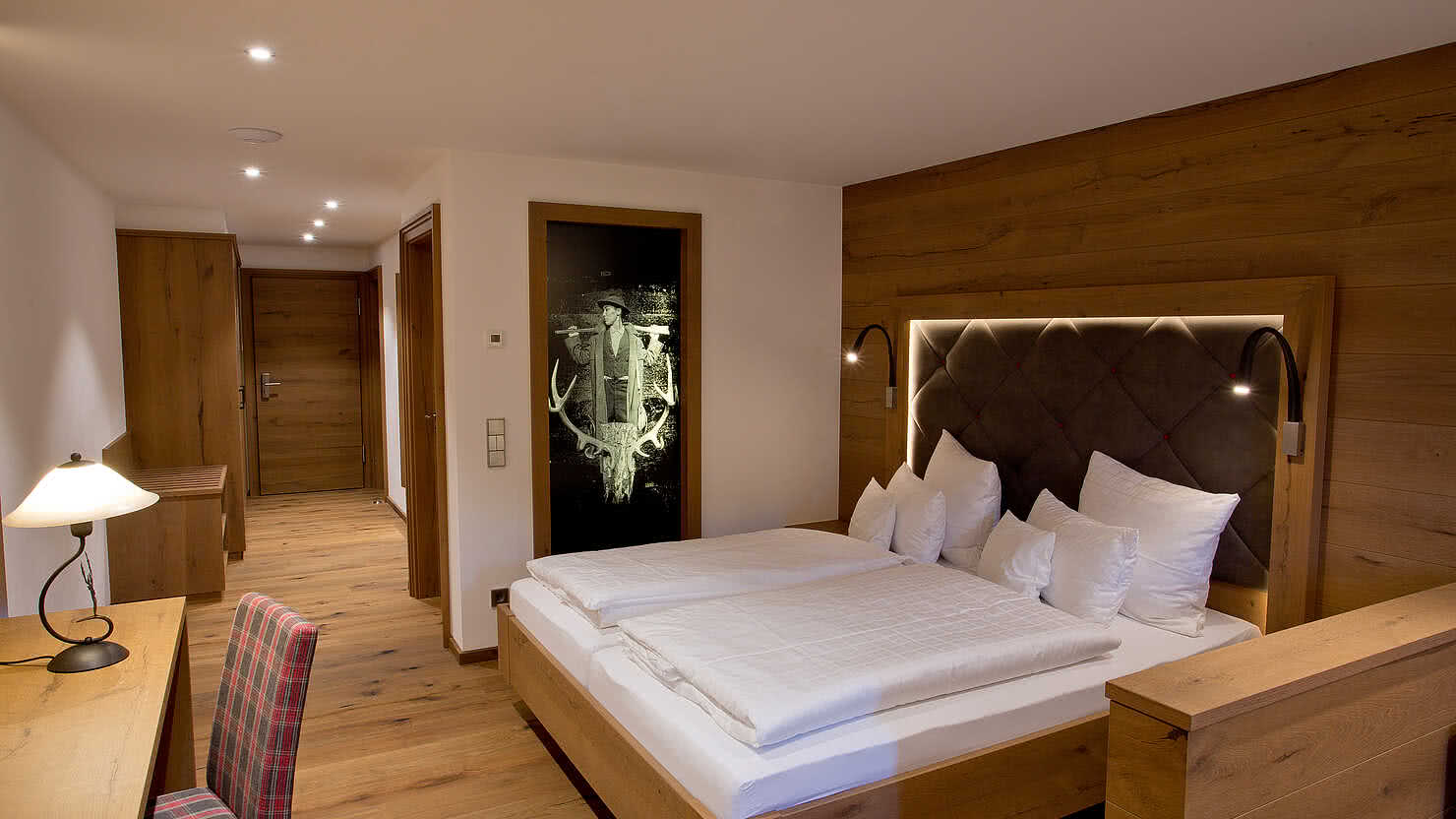 Enztalhotel in Enzklösterle – Modernes Doppelzimmer mit Holzakzenten | Wellnesshotel Schwarzwald